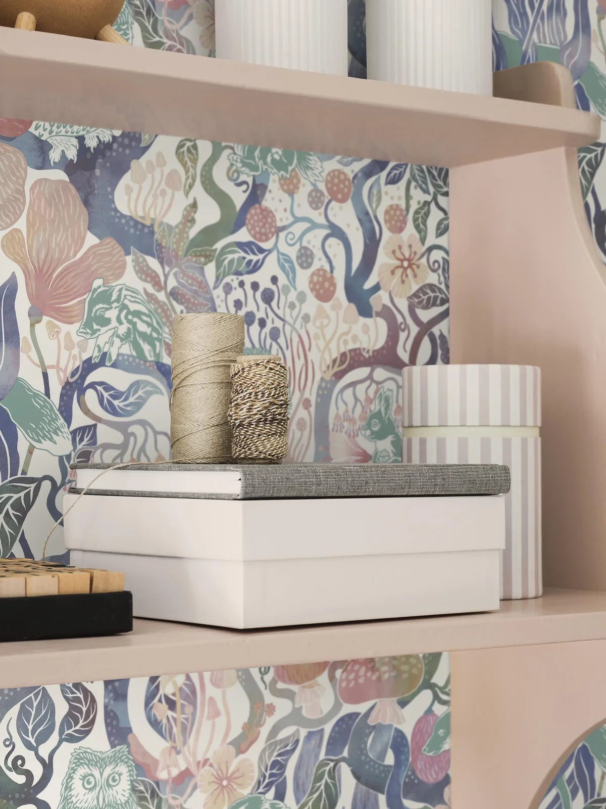 Kinder-Tapete mit dem Motiv des märchenhaften Waldes MAGIC WOODS beige mit marineblau