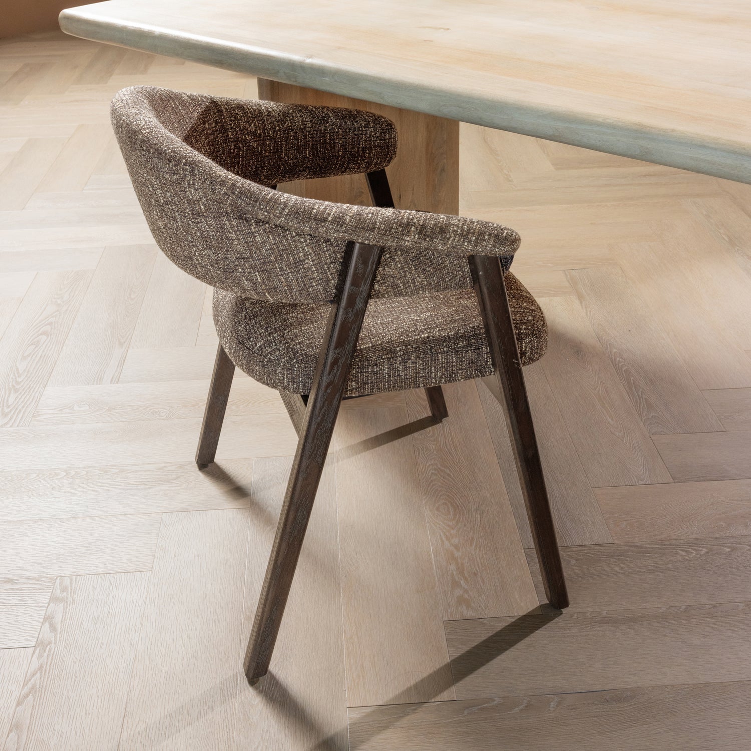 Krzesło z podłokietnikami TUNAR brązowy z ciemnobrązową drewnianą podstawą