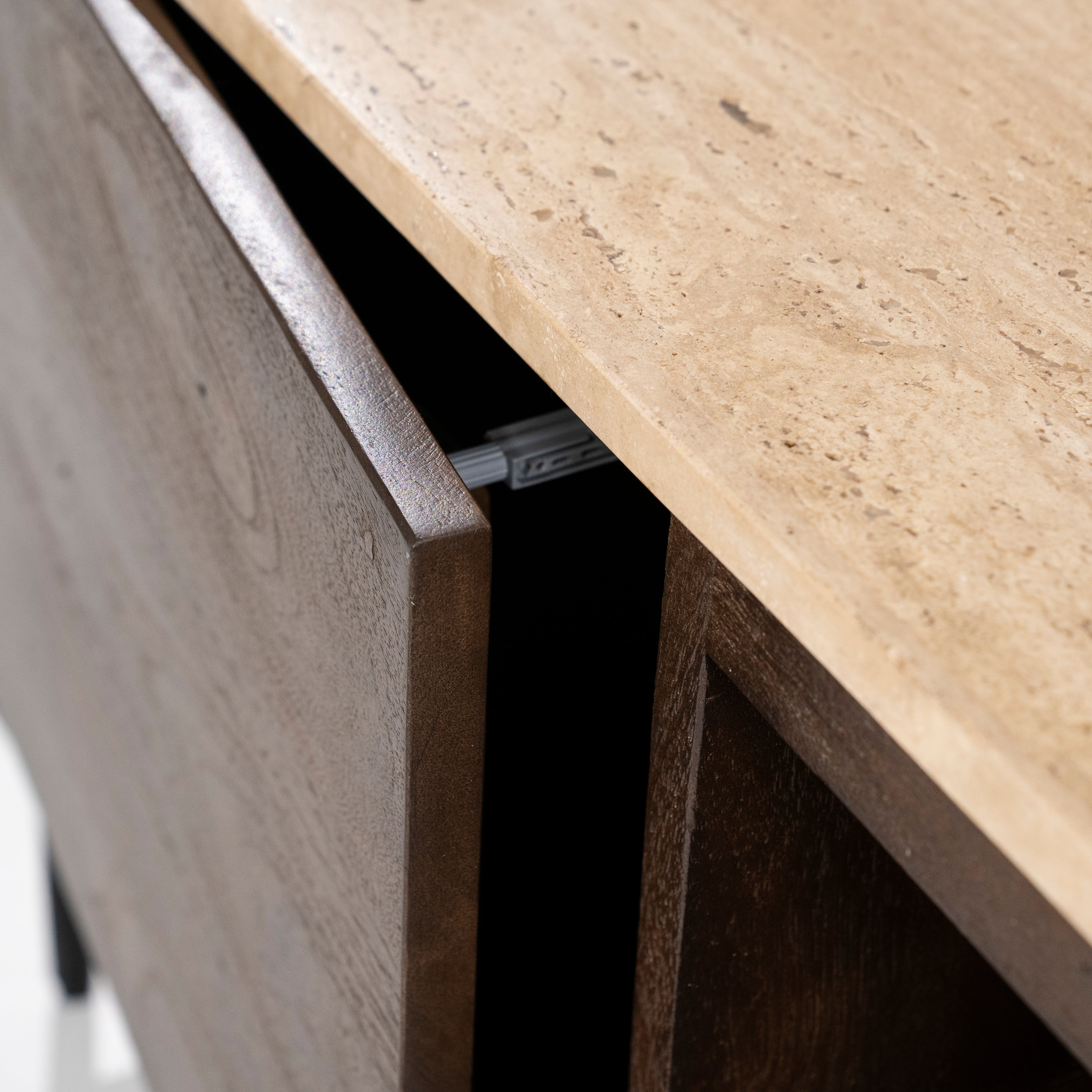 Szafka RTV LIO brązowe drewno mango z trawertynem