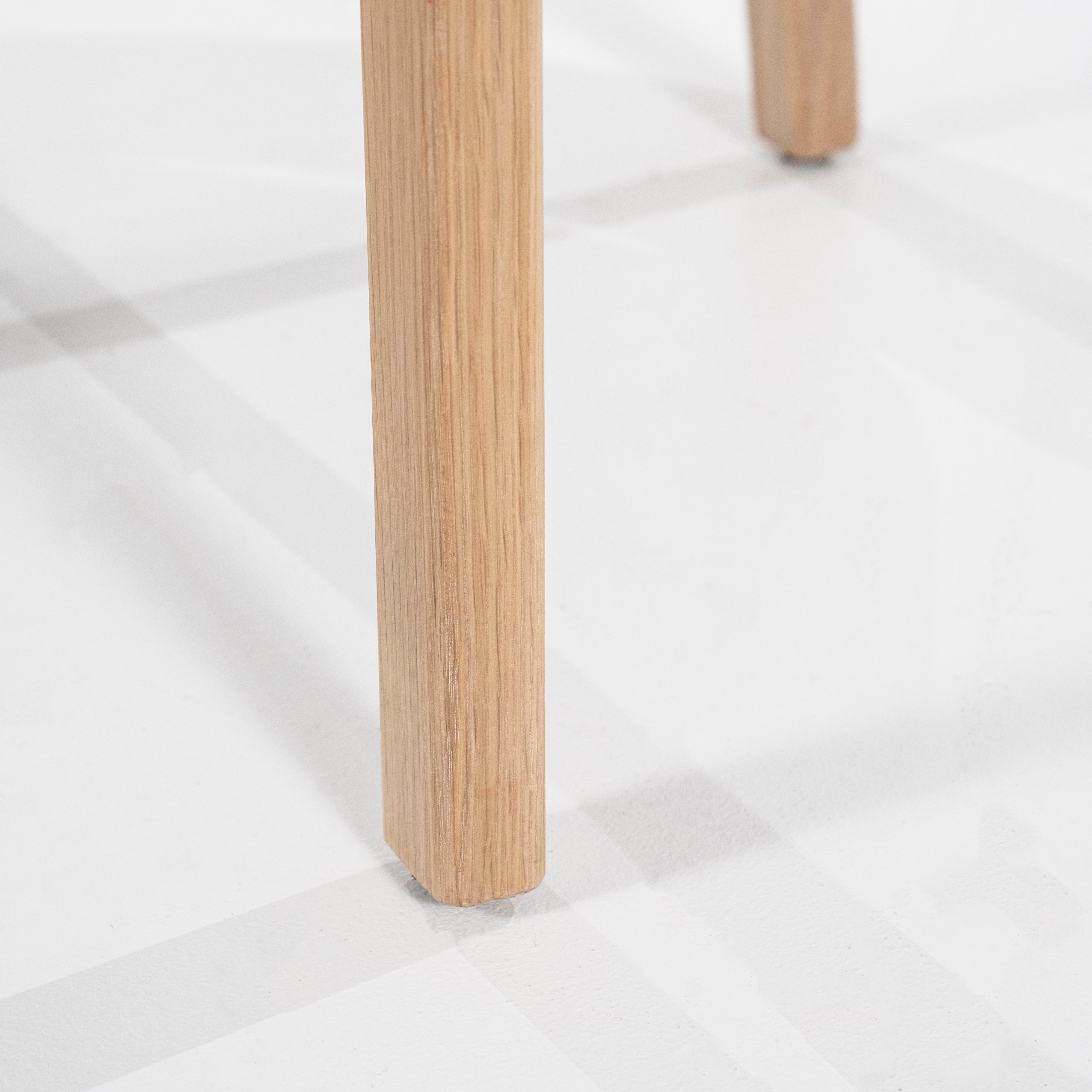 Krzesło MIKKY taupe z dębową podstawą