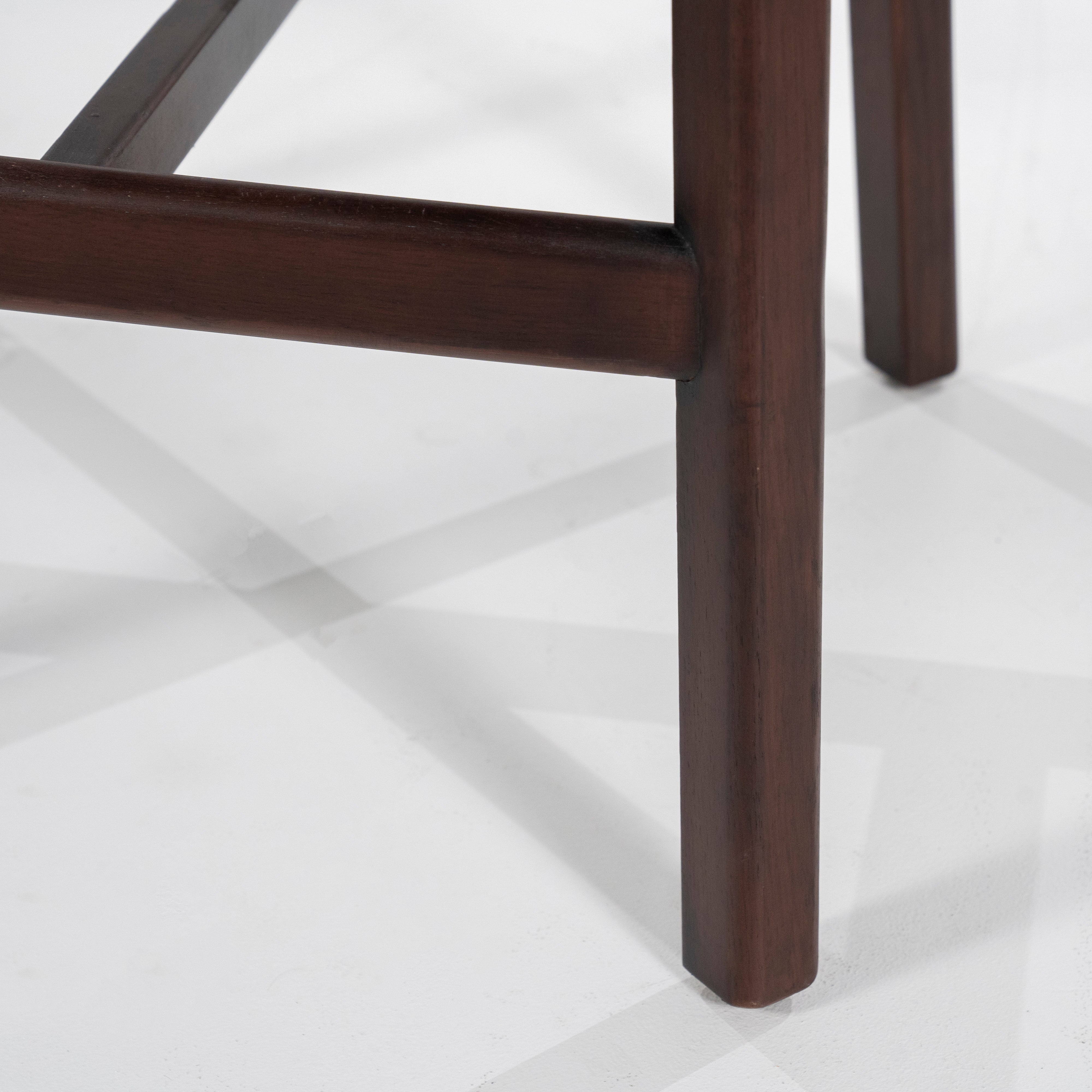 Hocker MIKKY taupe mit dunklem Eichenfuß