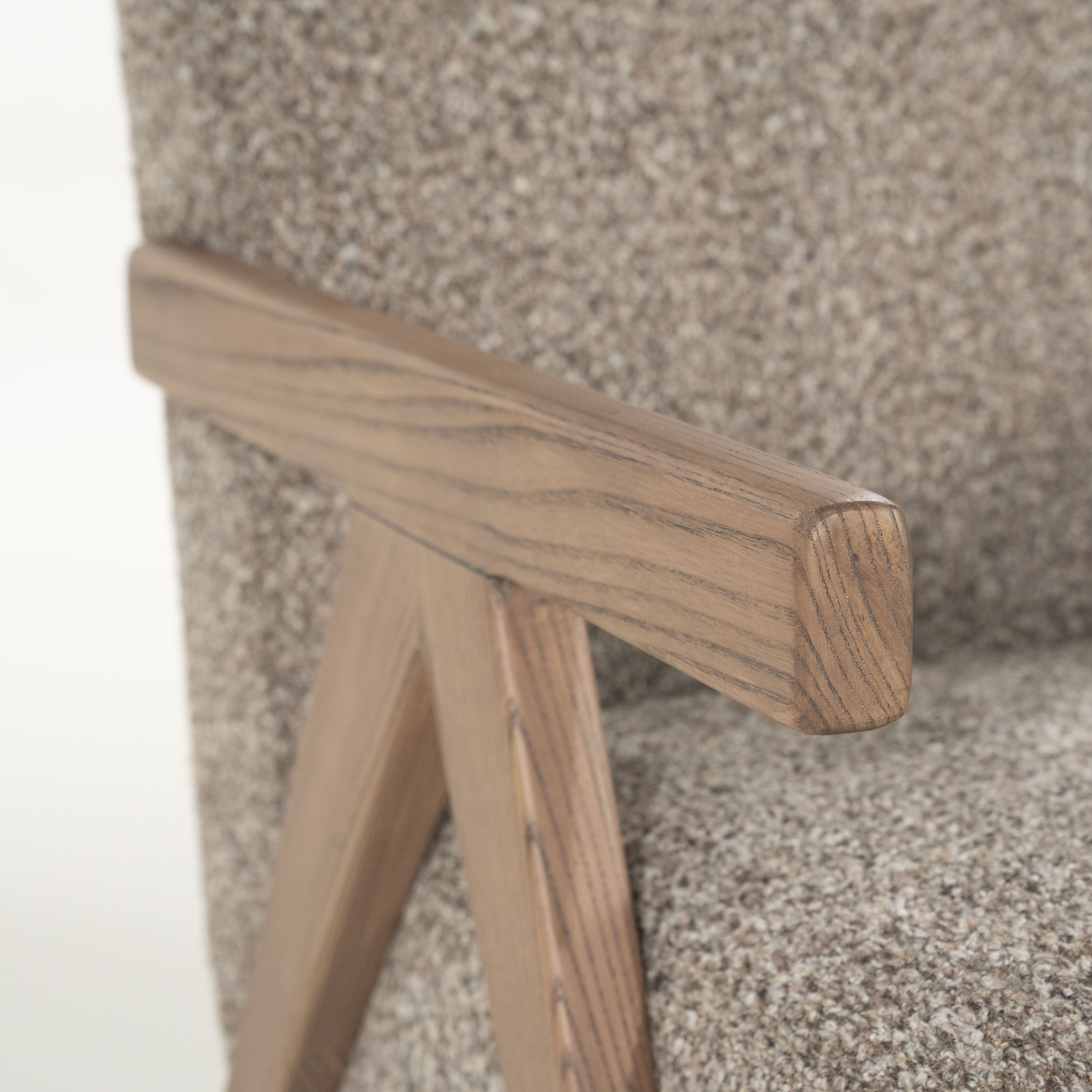 Fotel FRANCIS ciemnobeżowy z drewnianą podstawą