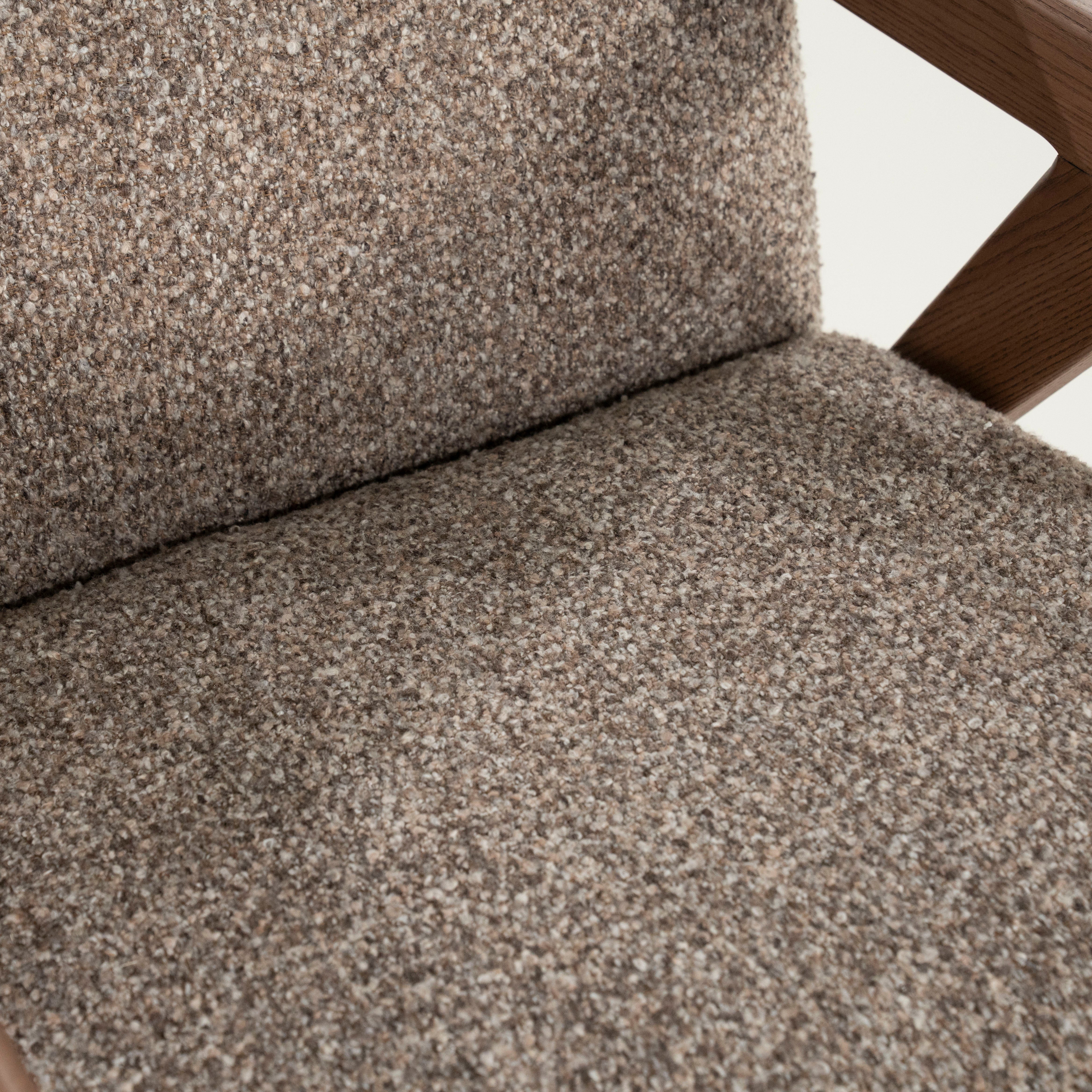 Fotel FRANCIS ciemnobeżowy z drewnianą podstawą