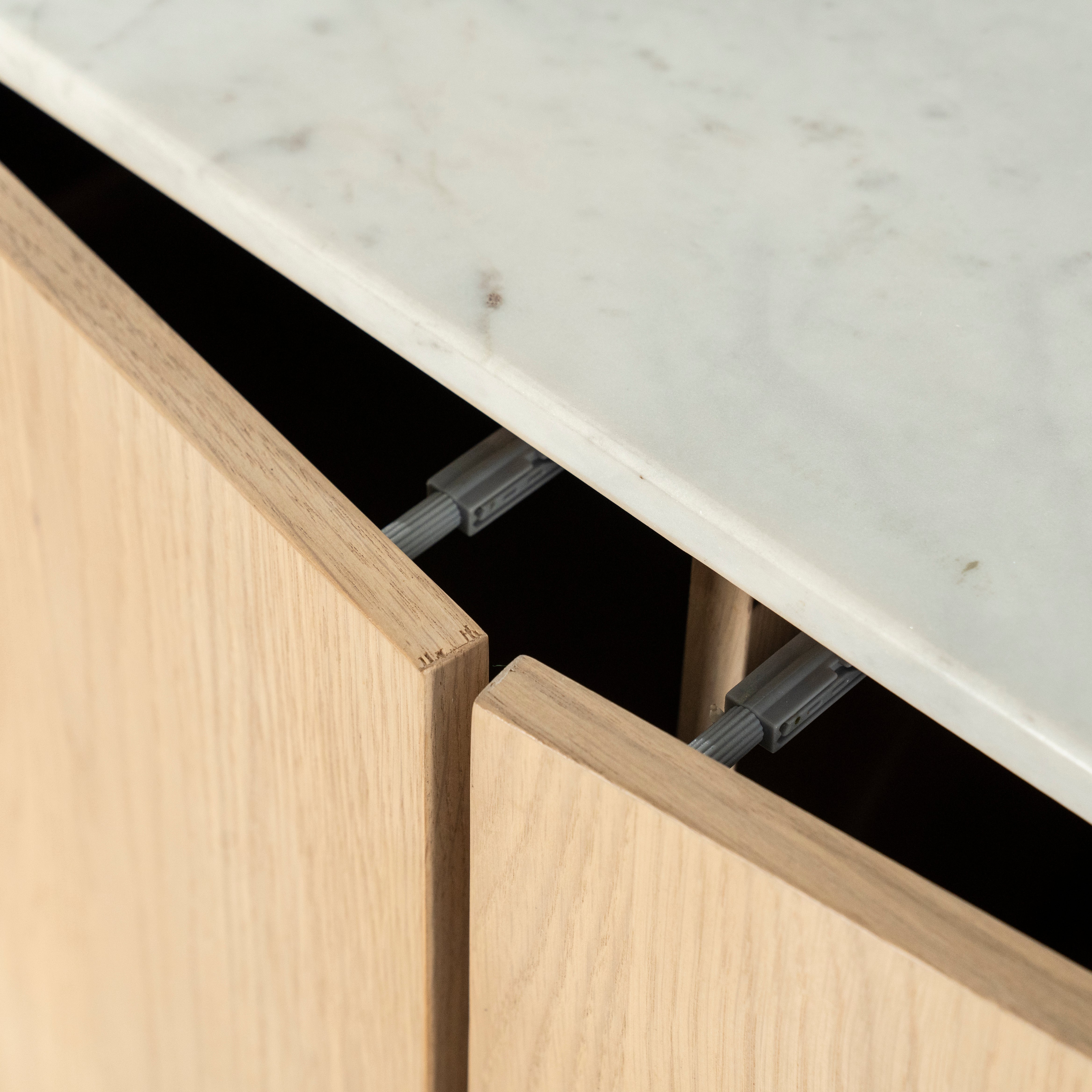 Komoda DON drewno dębowe z marmurowym blatem