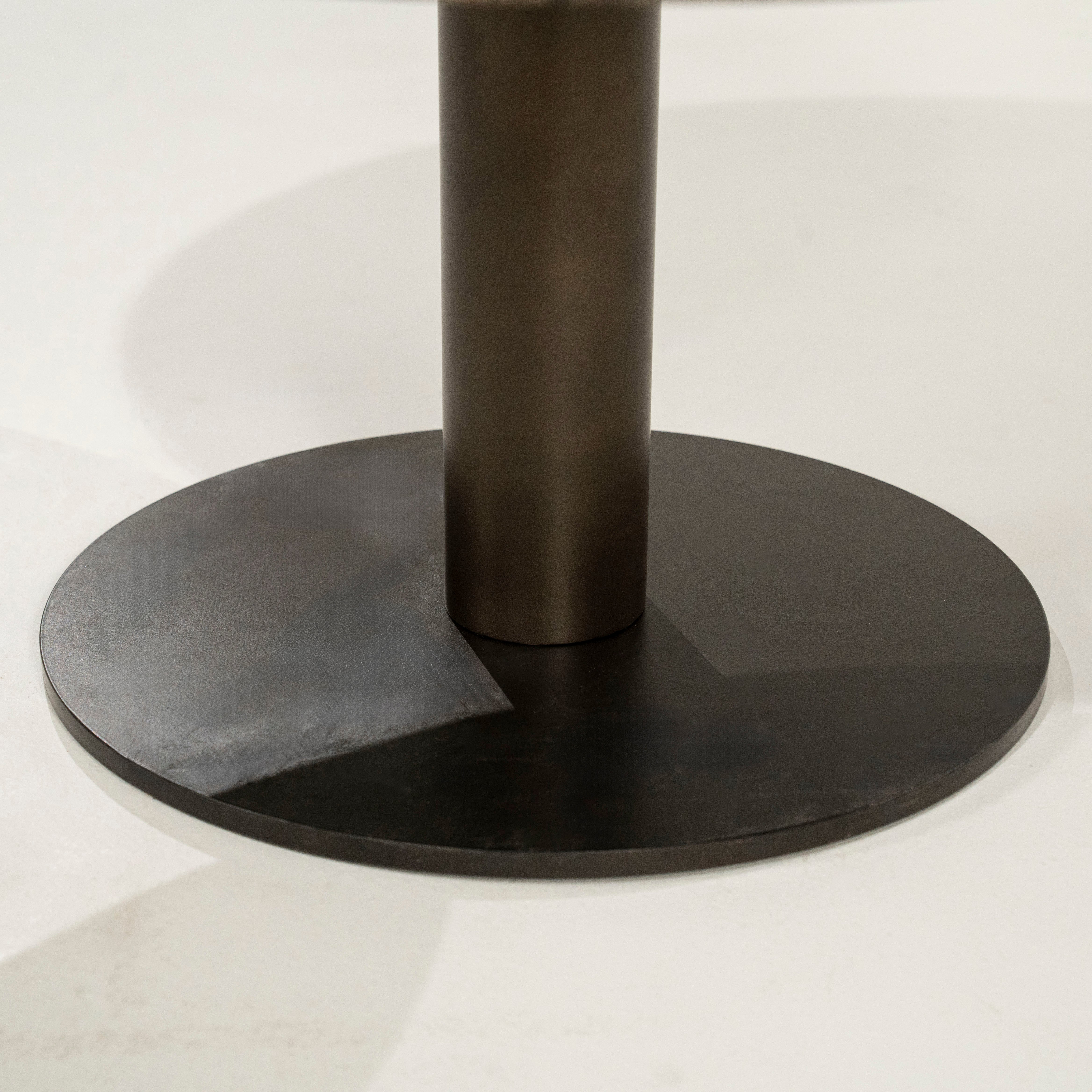 Stolik kawowy LUIGI brązowy marmur z metalową podstawą