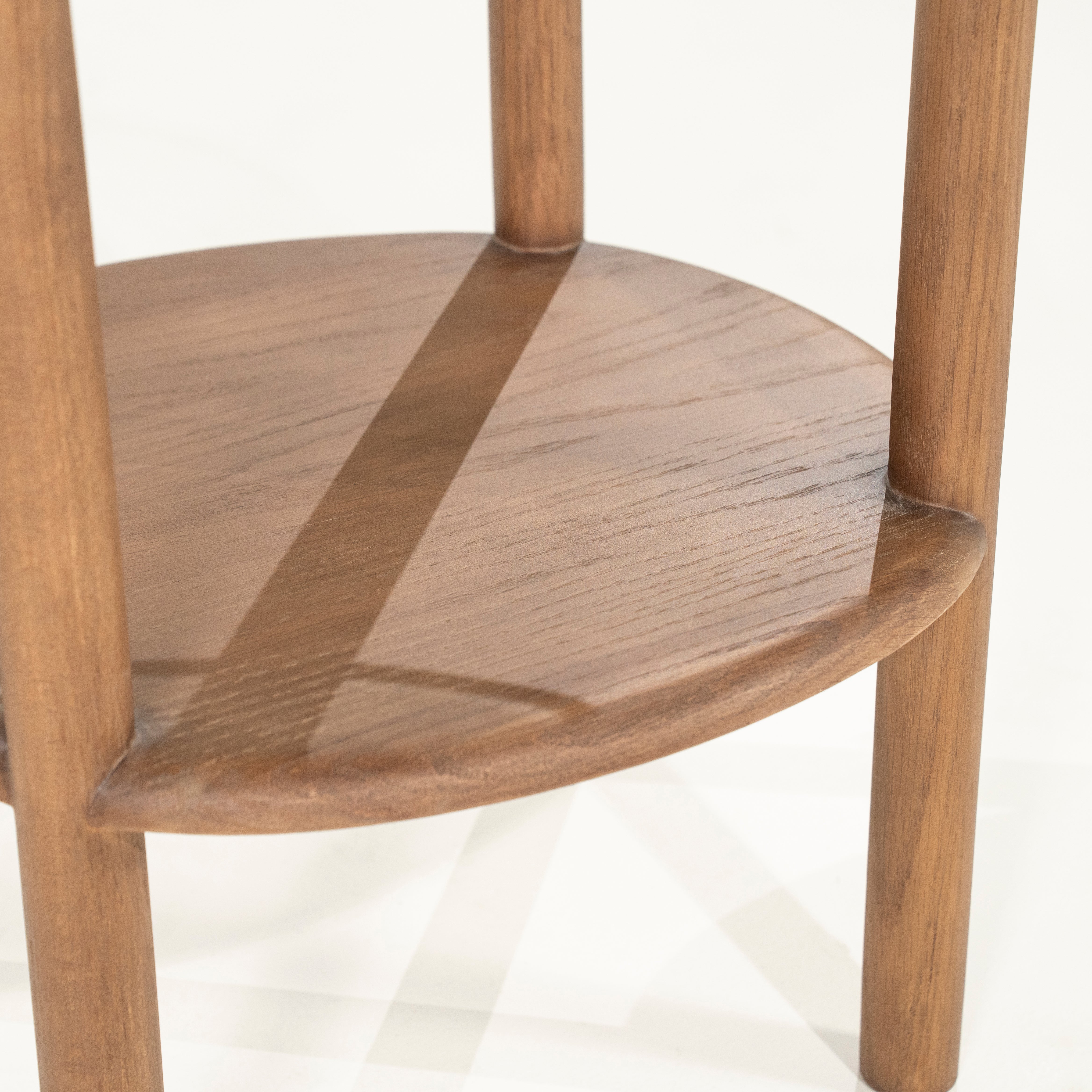 Stolik boczny CLEO ciemne drewno dębowe ze szklanym blatem