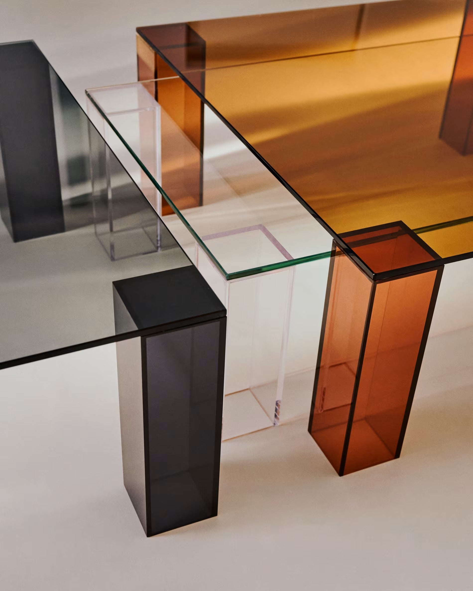 Stolik kawowy kwadratowy ADULARIA brązowe szkło hartowane