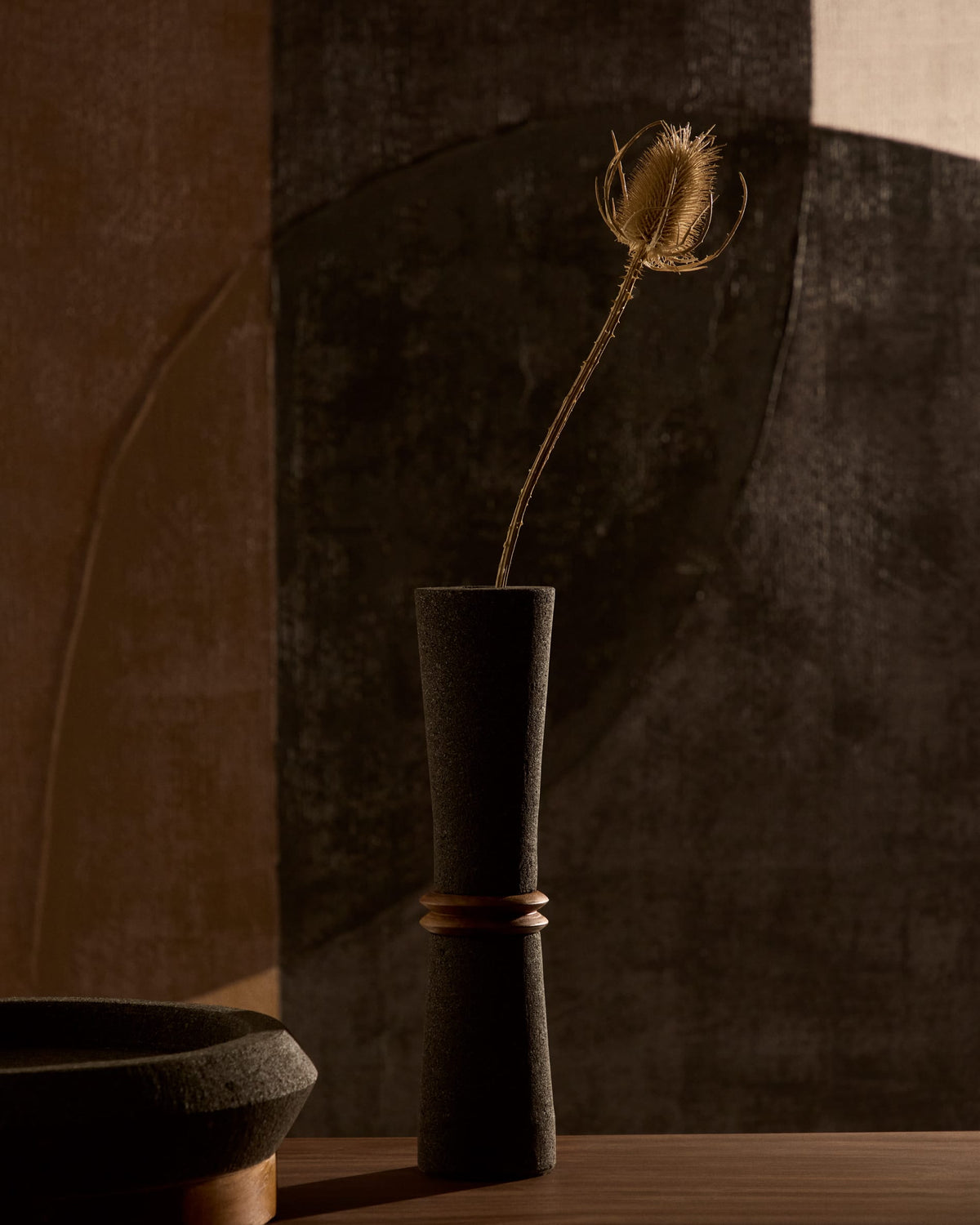 Wazon NARO czarny kamień z drewnem tekowym – ujęcie 2