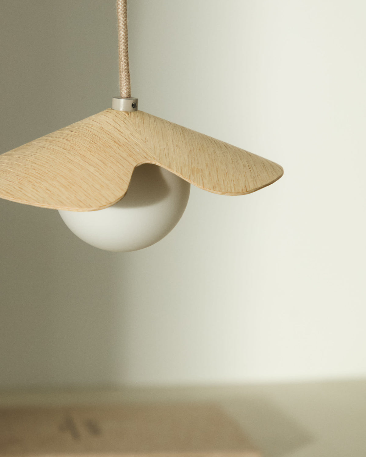 Lampa wisząca WILARA naturalny fornir dębowy z 1 kloszem – ujęcie 2
