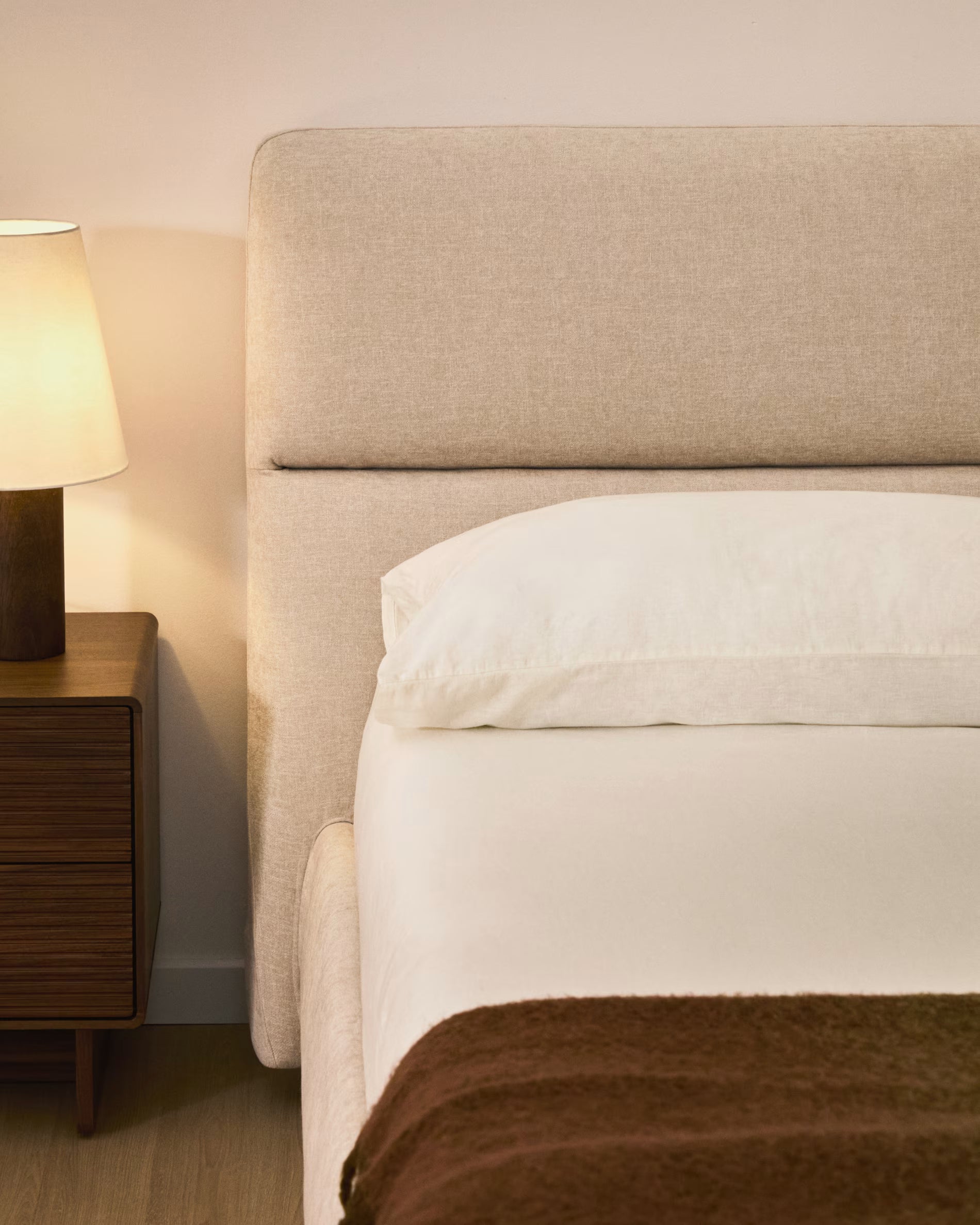 Łóżko z pojemnikiem na pościel DAFRA beżowy szenil