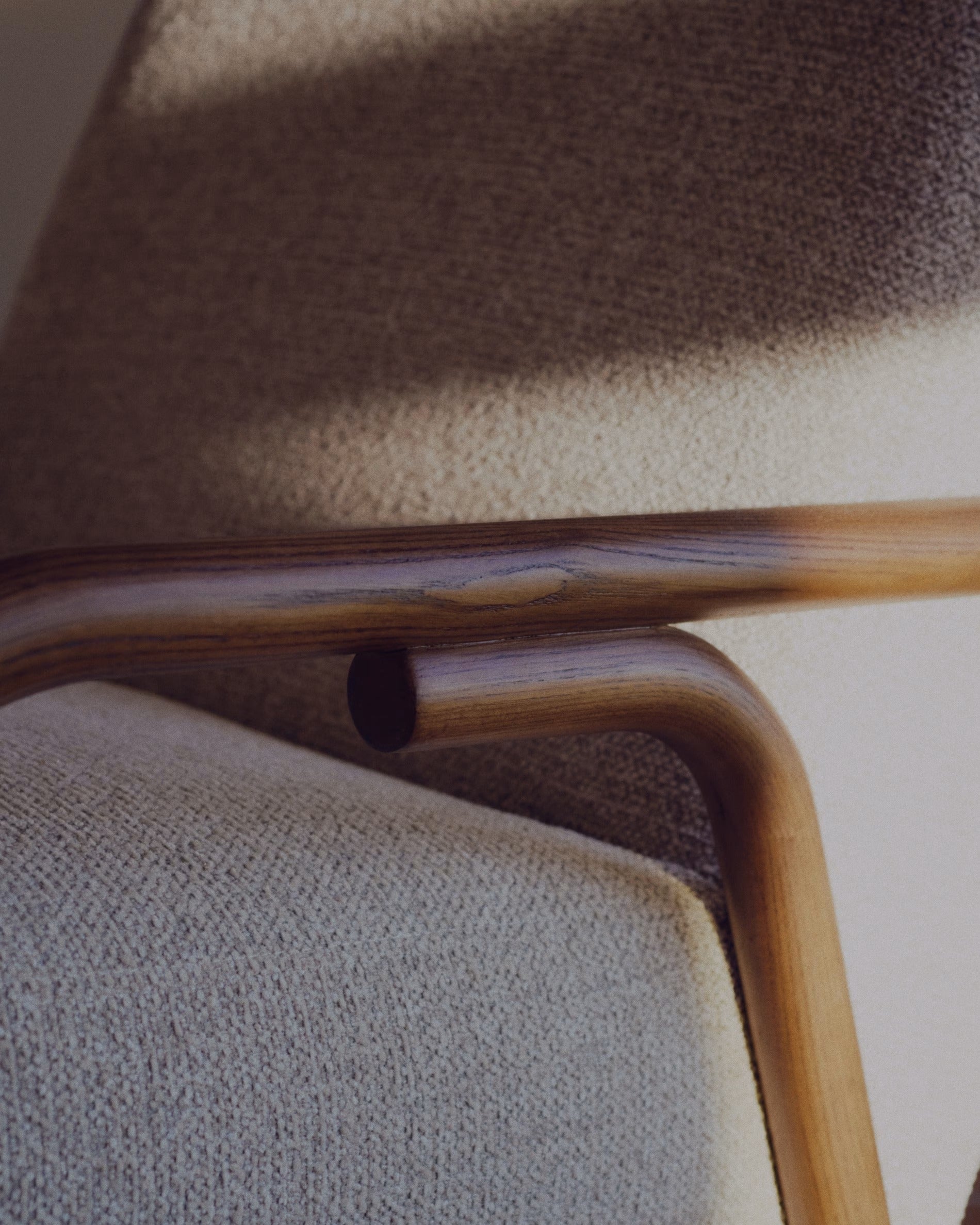 Fotel SYLO beżowy z ciemną jesionową podstawą