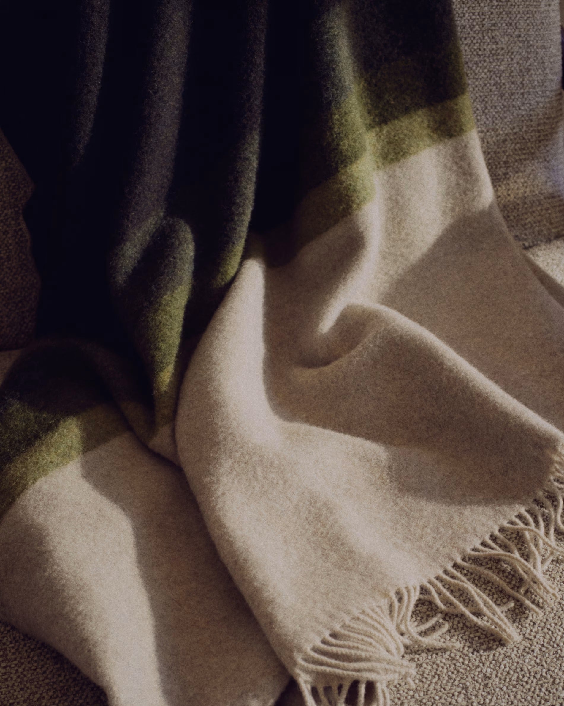 Koc wełniany VORENI beżowy z zielonym