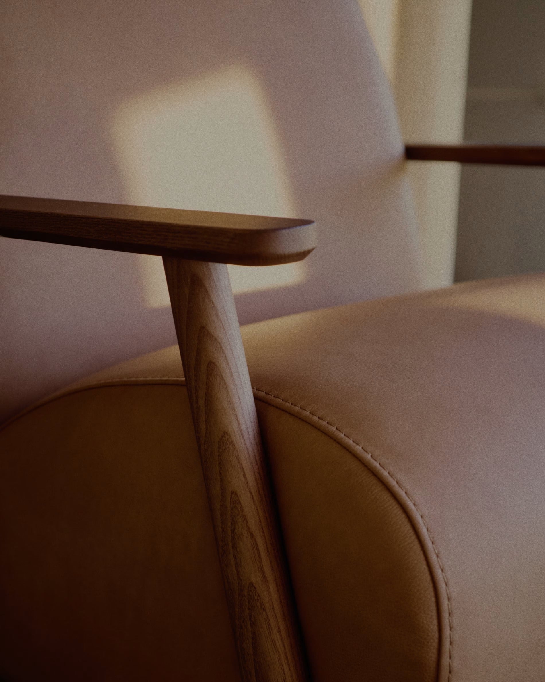 MEGHAN Armchair brown leather with dark ash base