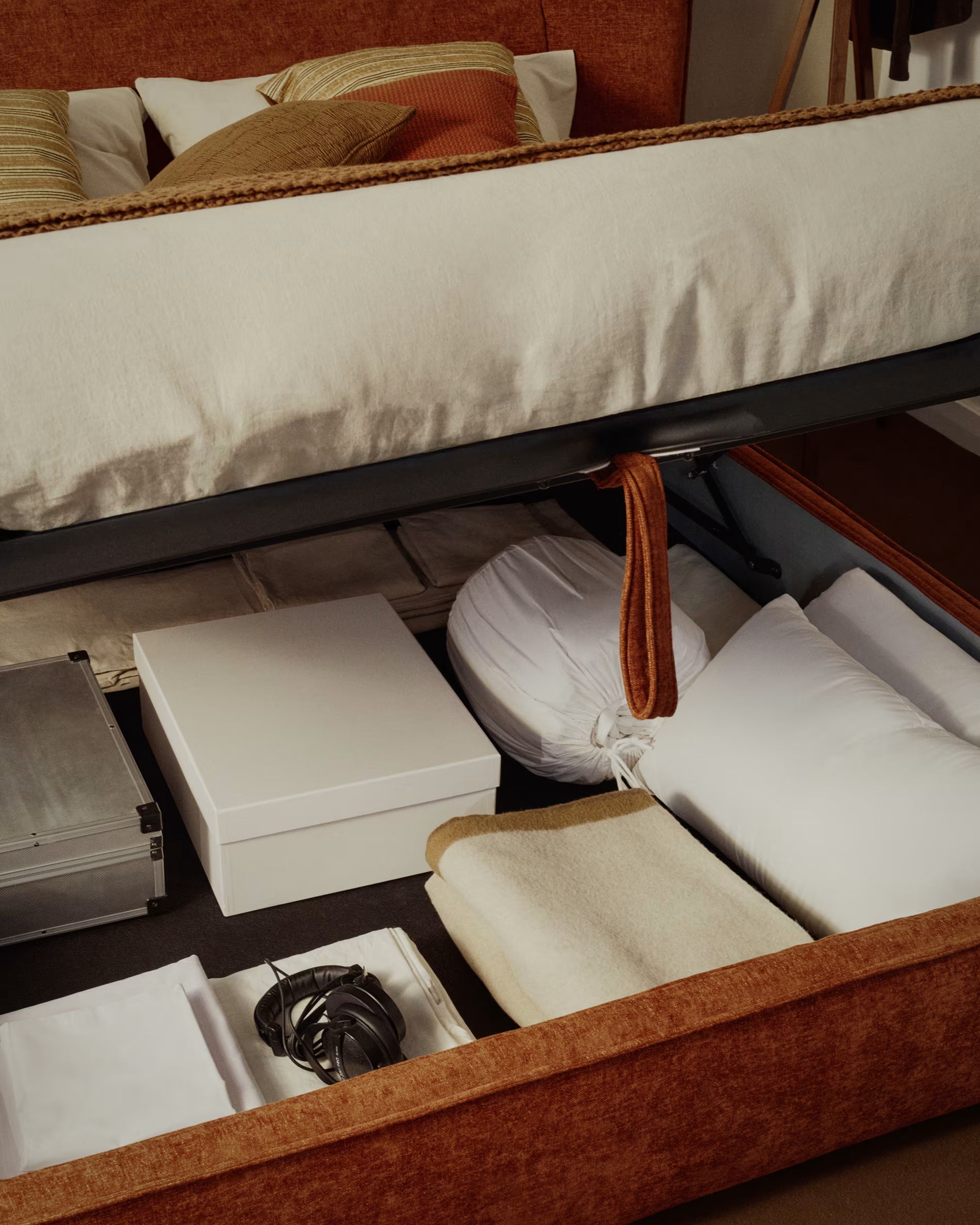 Łóżko z pojemnikiem na pościel ARVIAN ceglany szenil