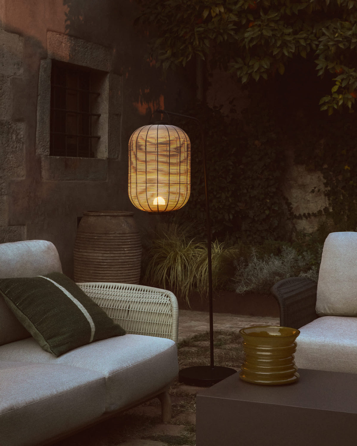 Lampa stołowa przenośna SARANELLA LED jasnoszary syntetyczny rattan – ujęcie 4