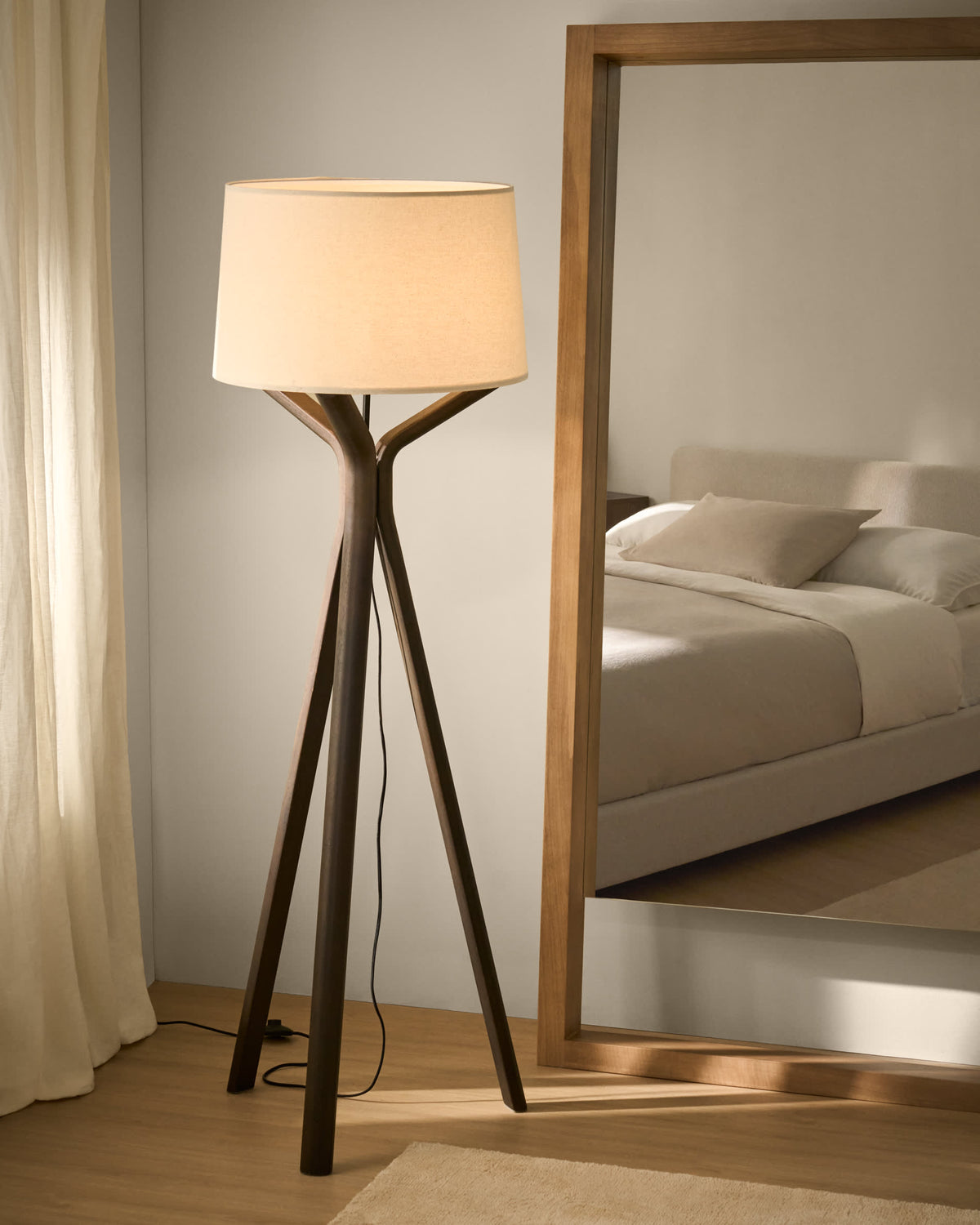 Lampa podłogowa UBIRA ciemne drewno jesionowe z lnianym abażurem – ujęcie 2