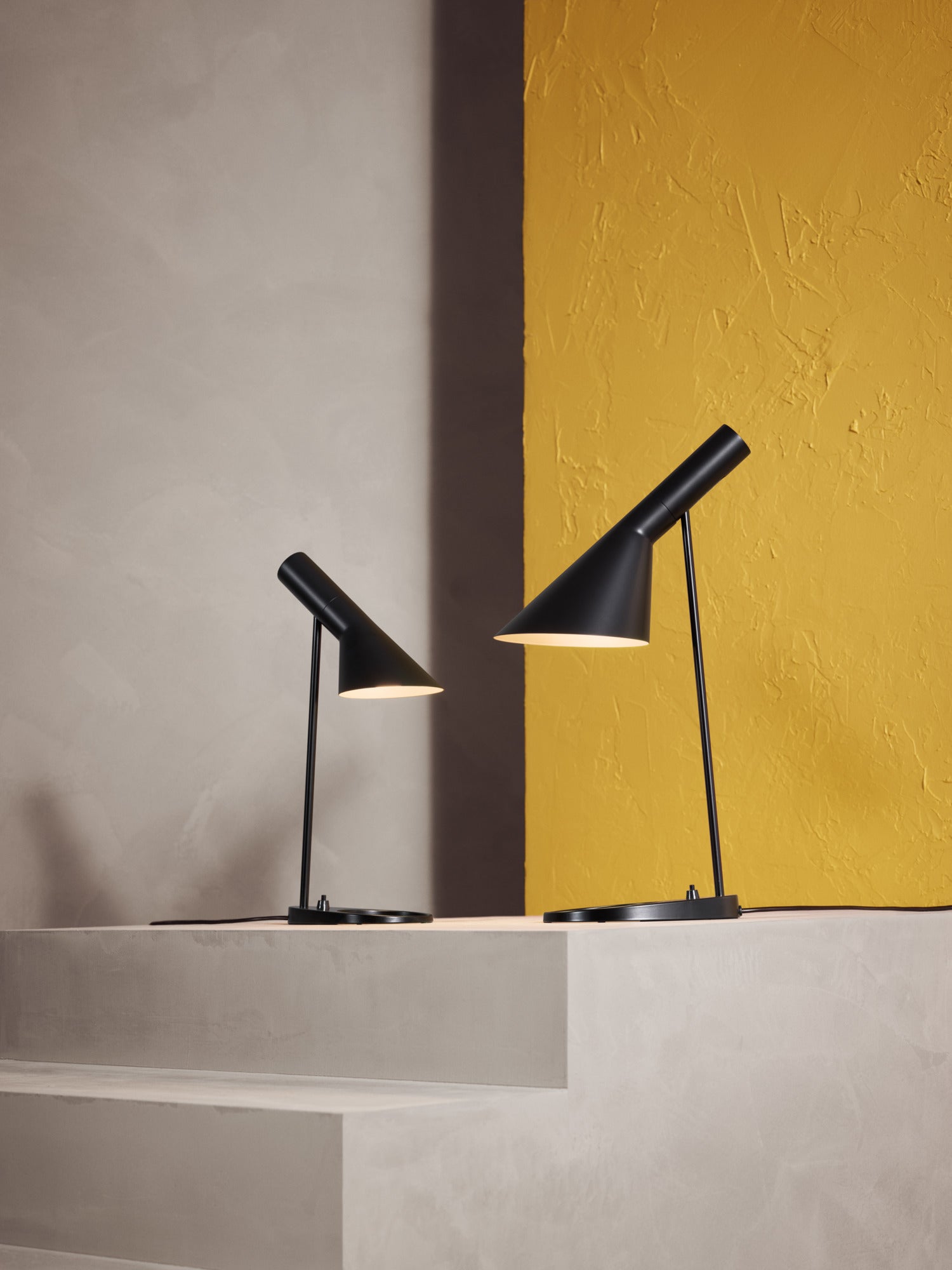 Lampa stołowa AJ czarny