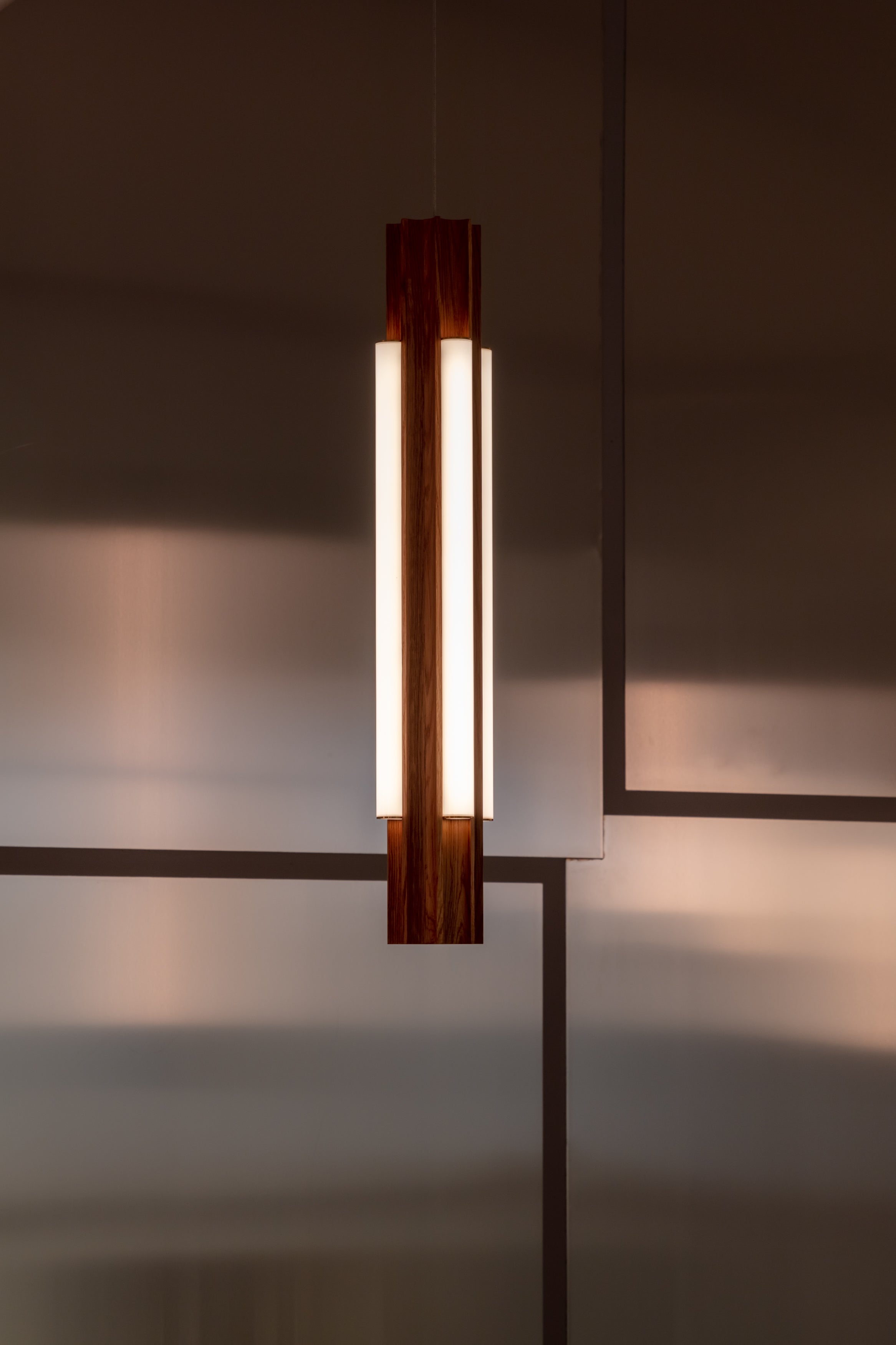 Lampa wisząca ALTAR drewno dębowe z mosiężnym wykończeniem