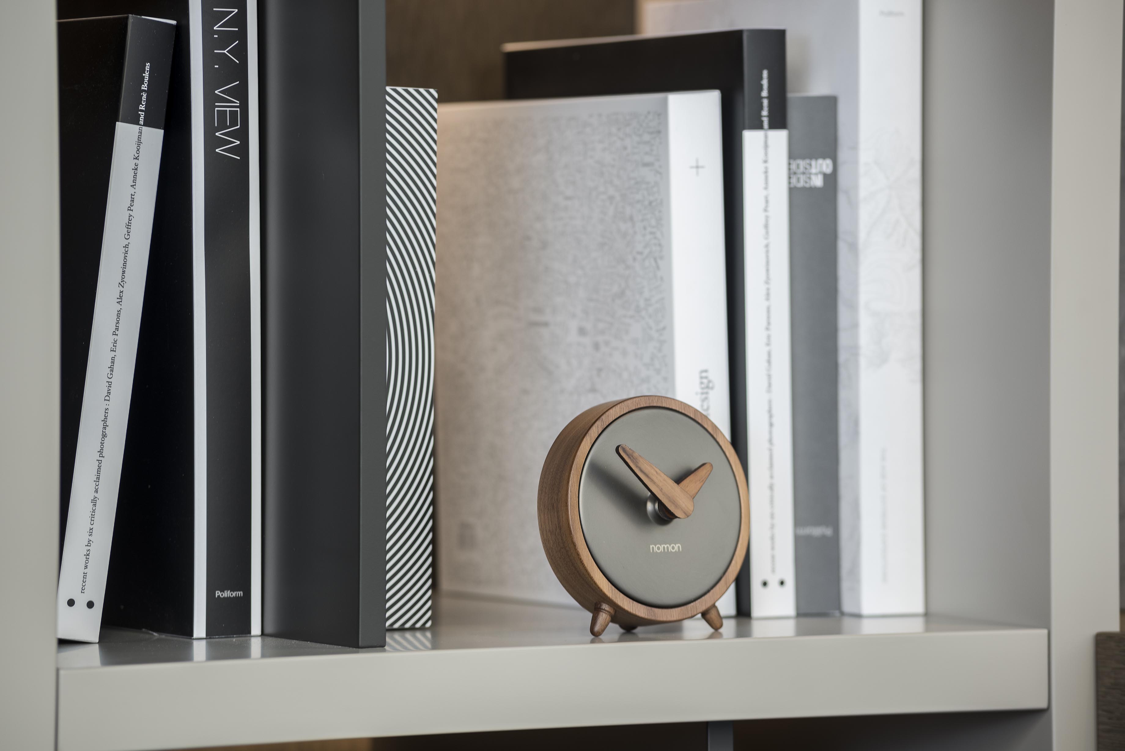 Tischuhr ATOMO aus Nussbaumholz mit graphitfarbener Oberfläche