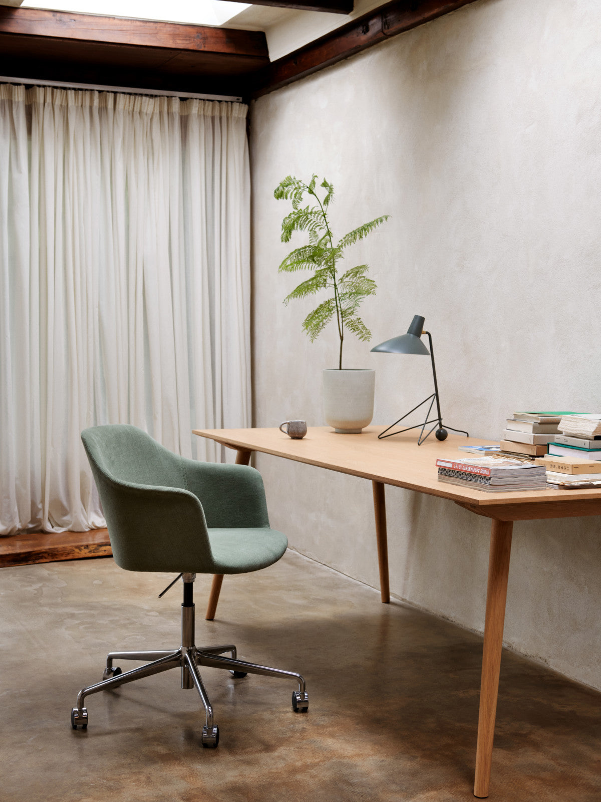 Fotel biurowy RELY HW55 tapicerowany z aluminiową podstawą