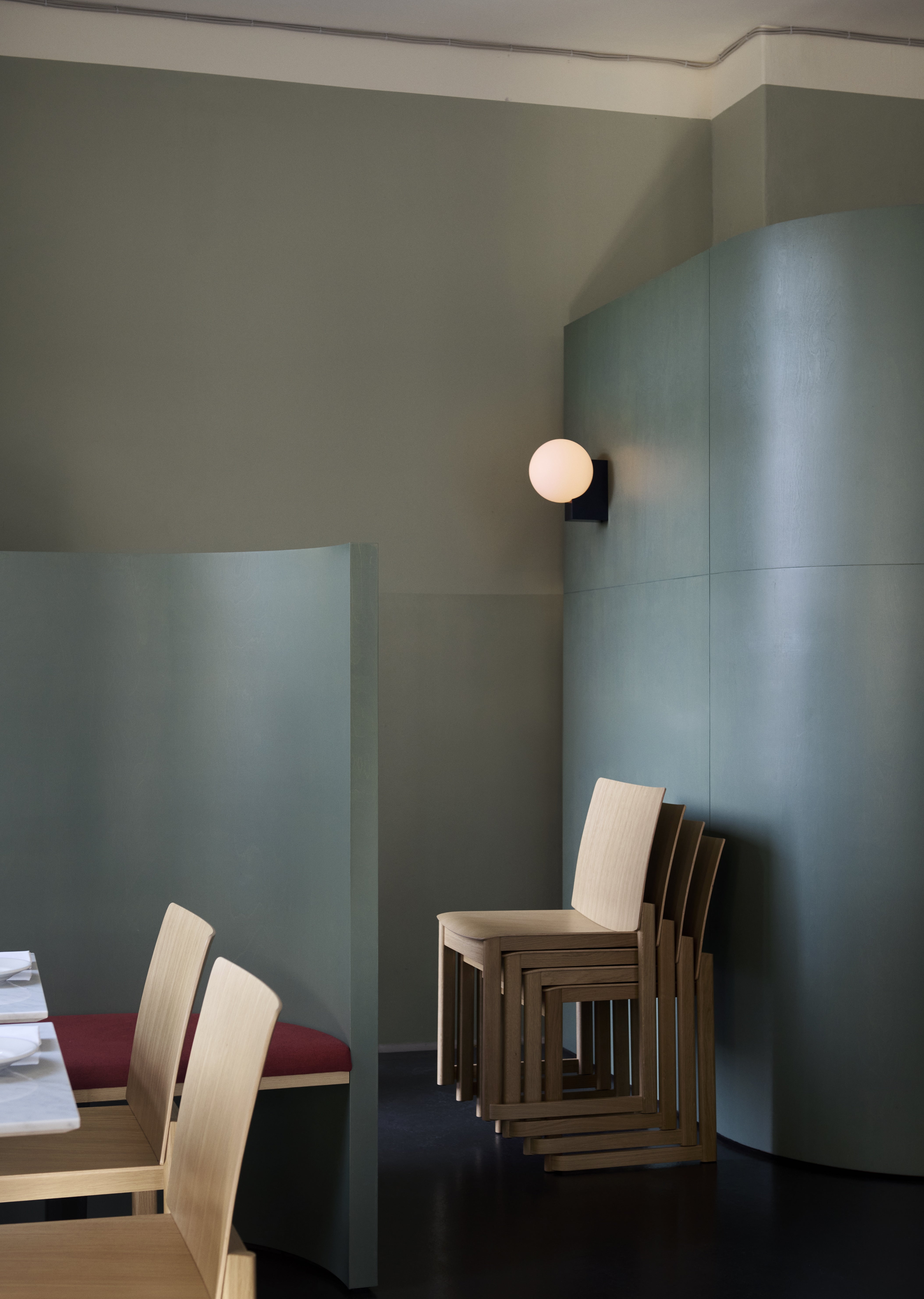 Lampa ścienna JOURNEY SH2 szklany klosz z czarną podstawą