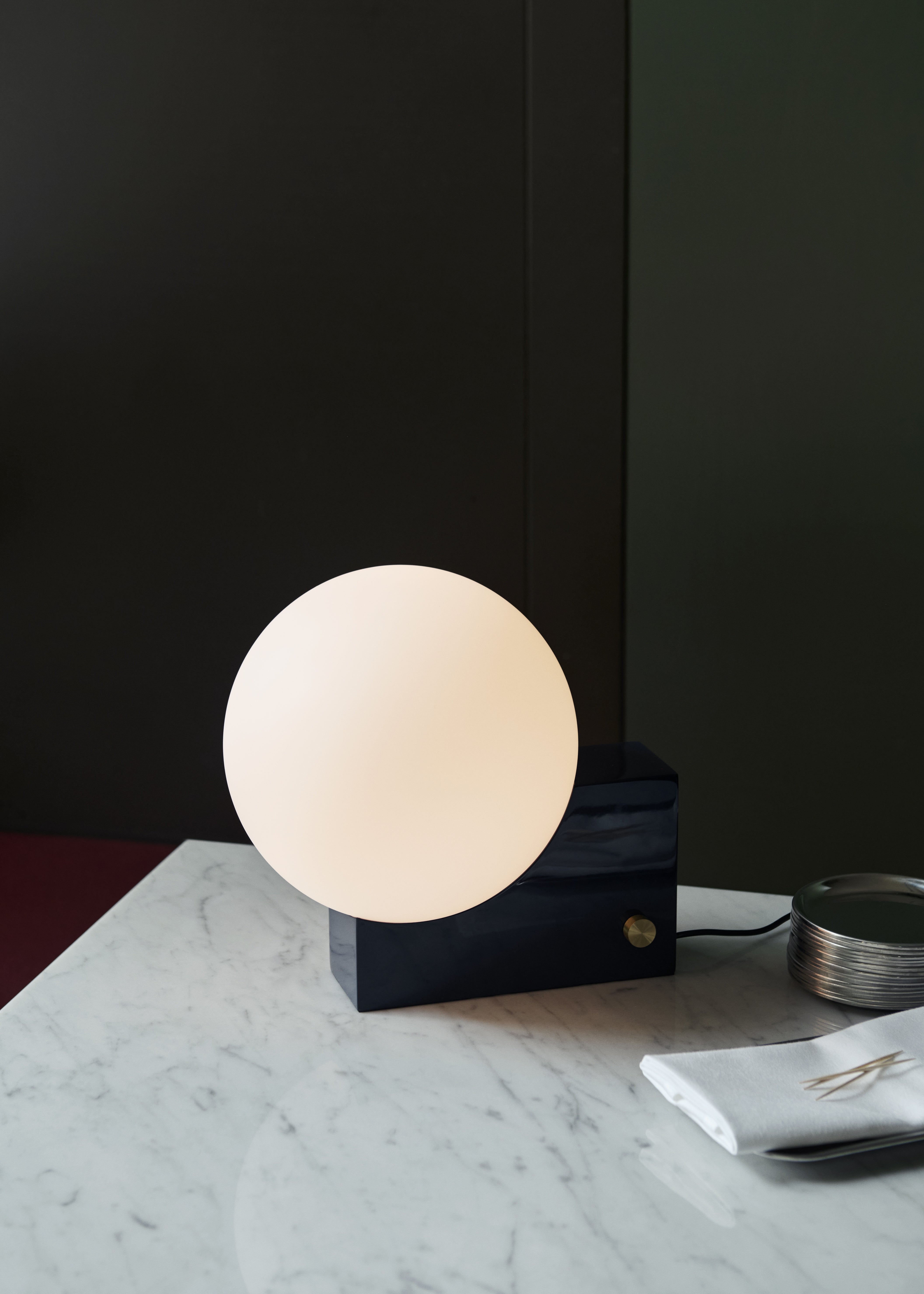 Lampa stołowa JOURNEY SH1 mleczny klosz z czarną podstawą