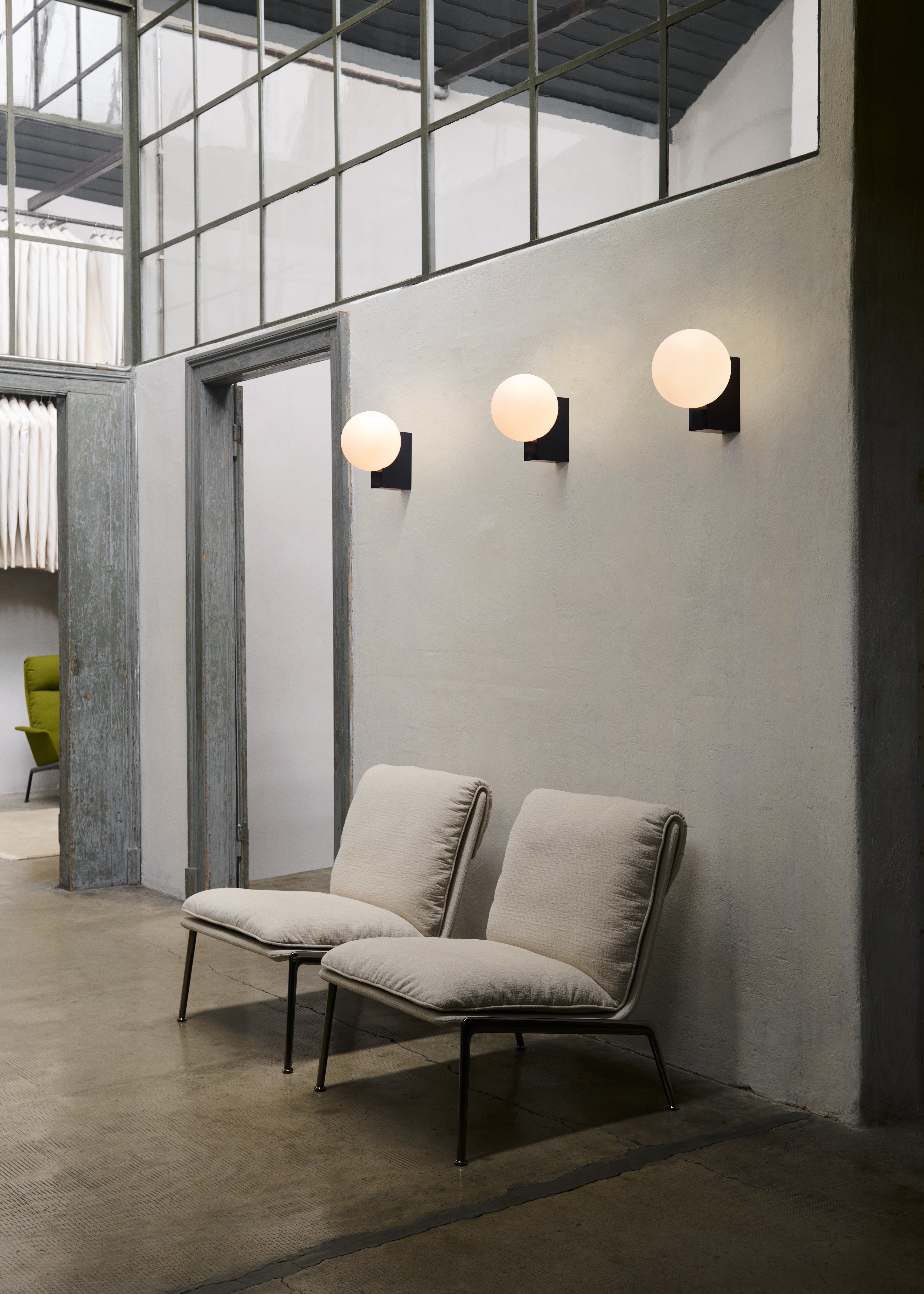 Lampa ścienna JOURNEY SH2 szklany klosz z czarną podstawą