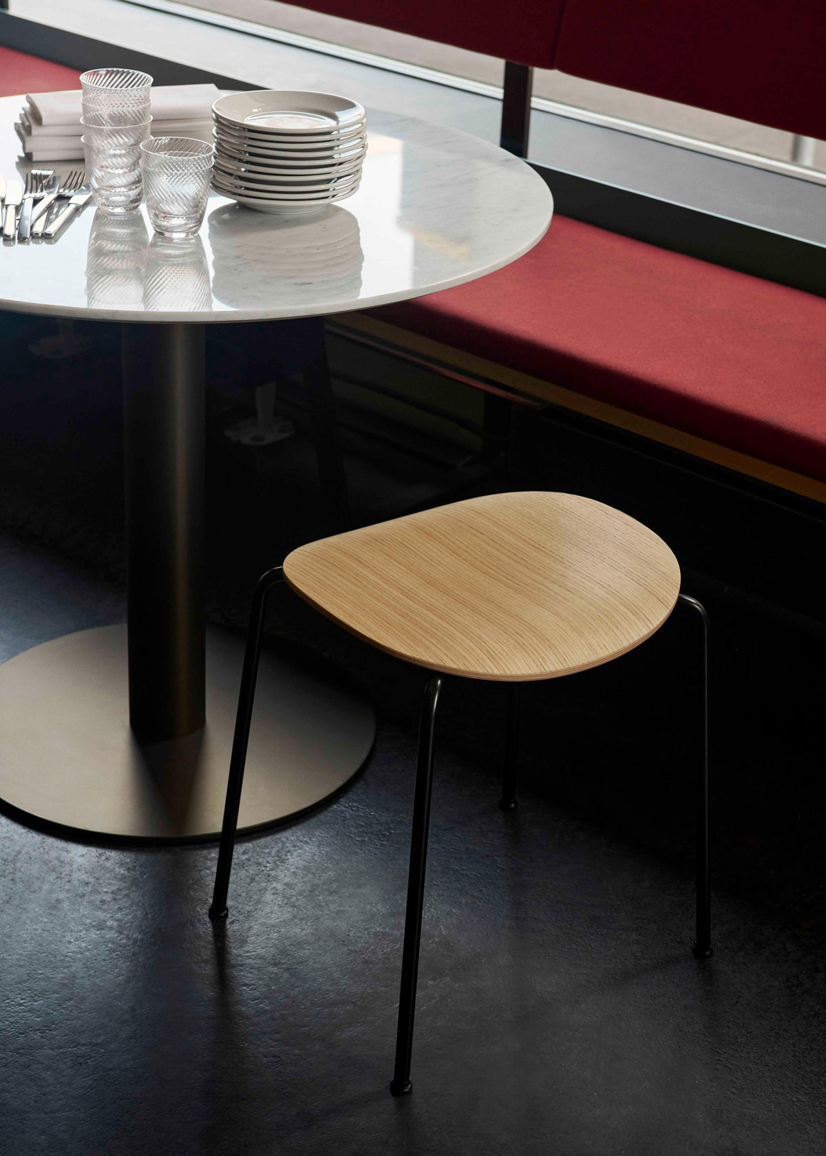 Stołek PAVILION AV36 czarne drewno dębowe z czarną stalową podstawą