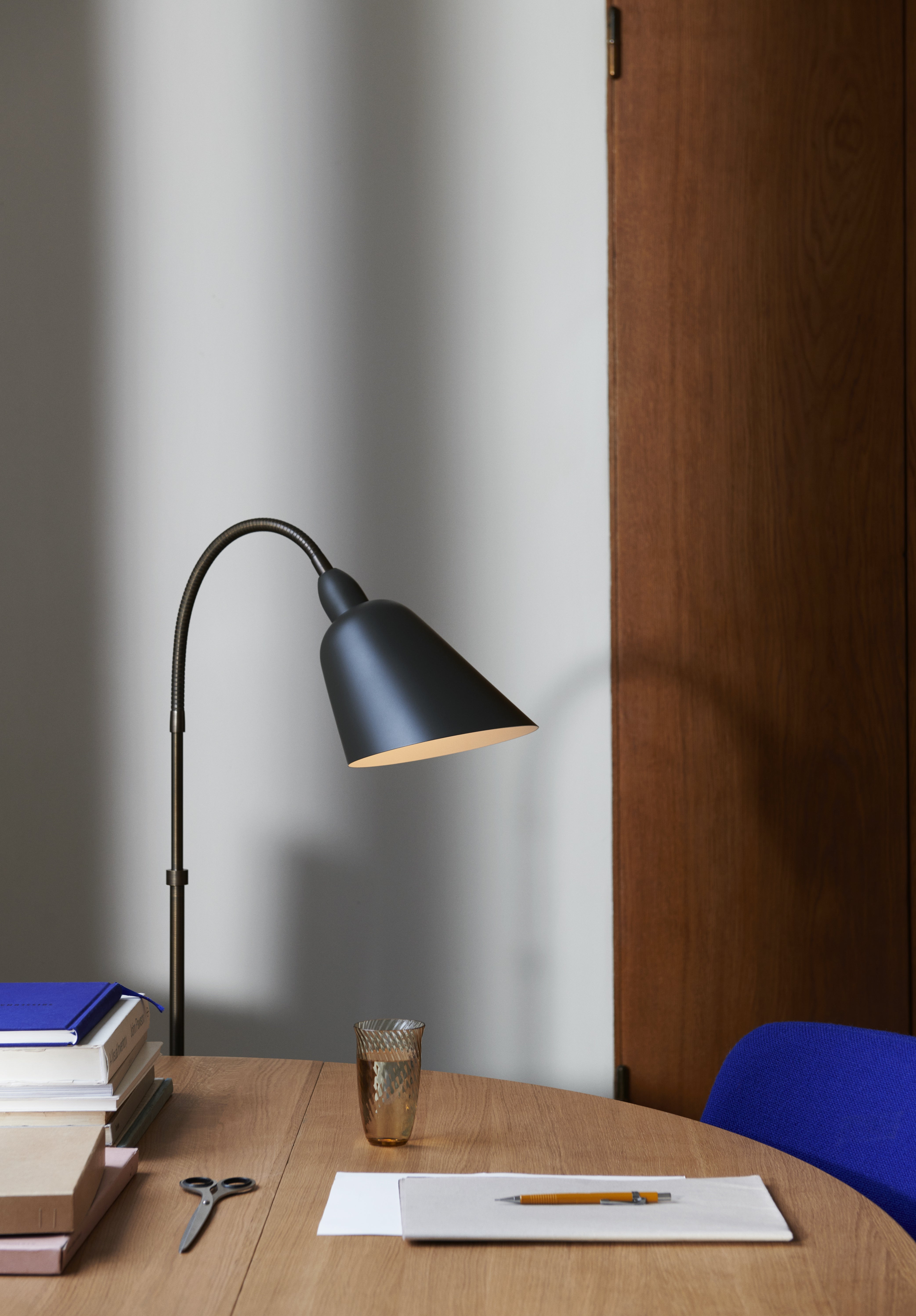 Lampa podłogowa BELLEVUE AJ7 biały z brązowioną mosiężną podstawą