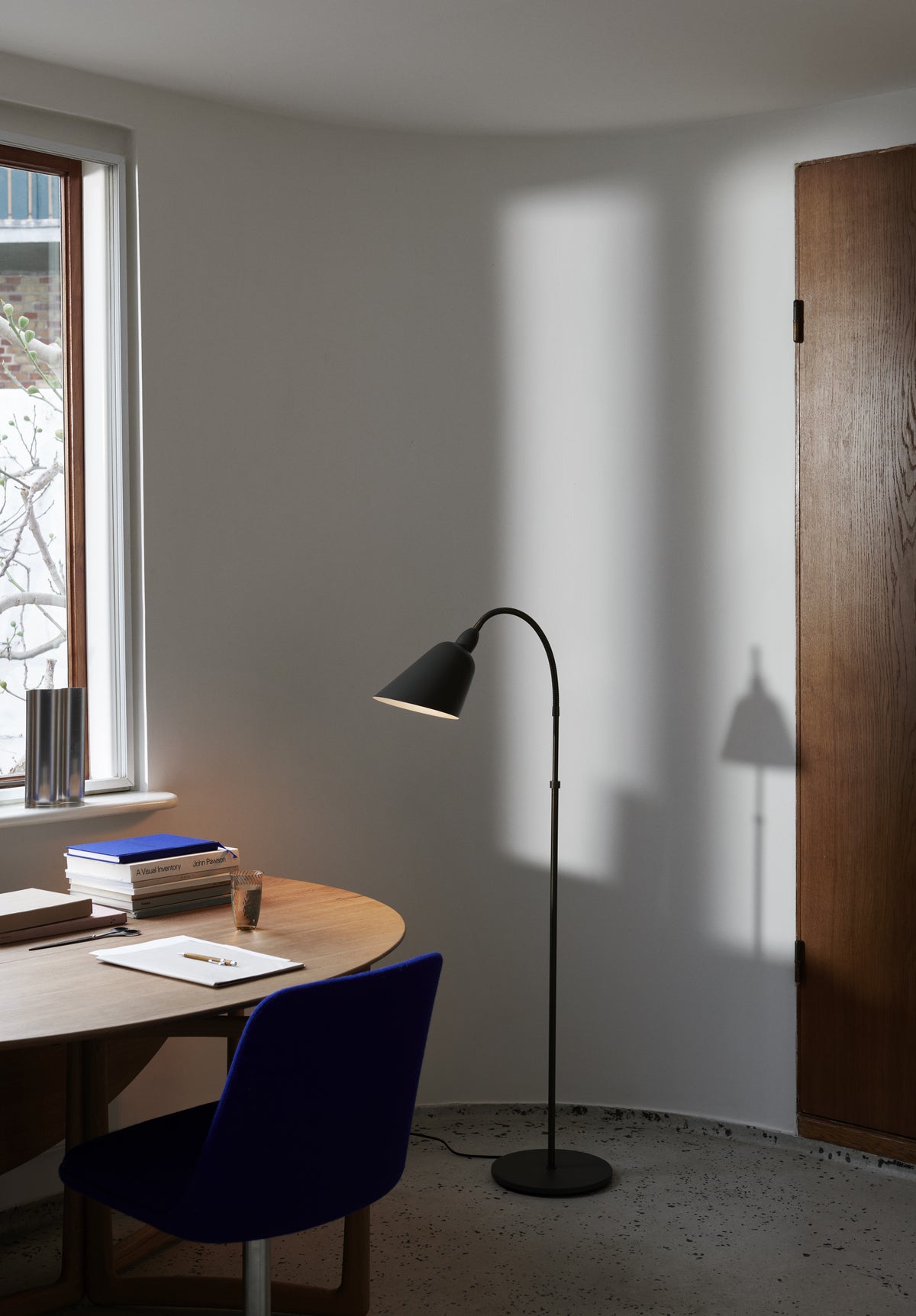 Lampa podłogowa BELLEVUE AJ7 biały z brązowioną mosiężną podstawą