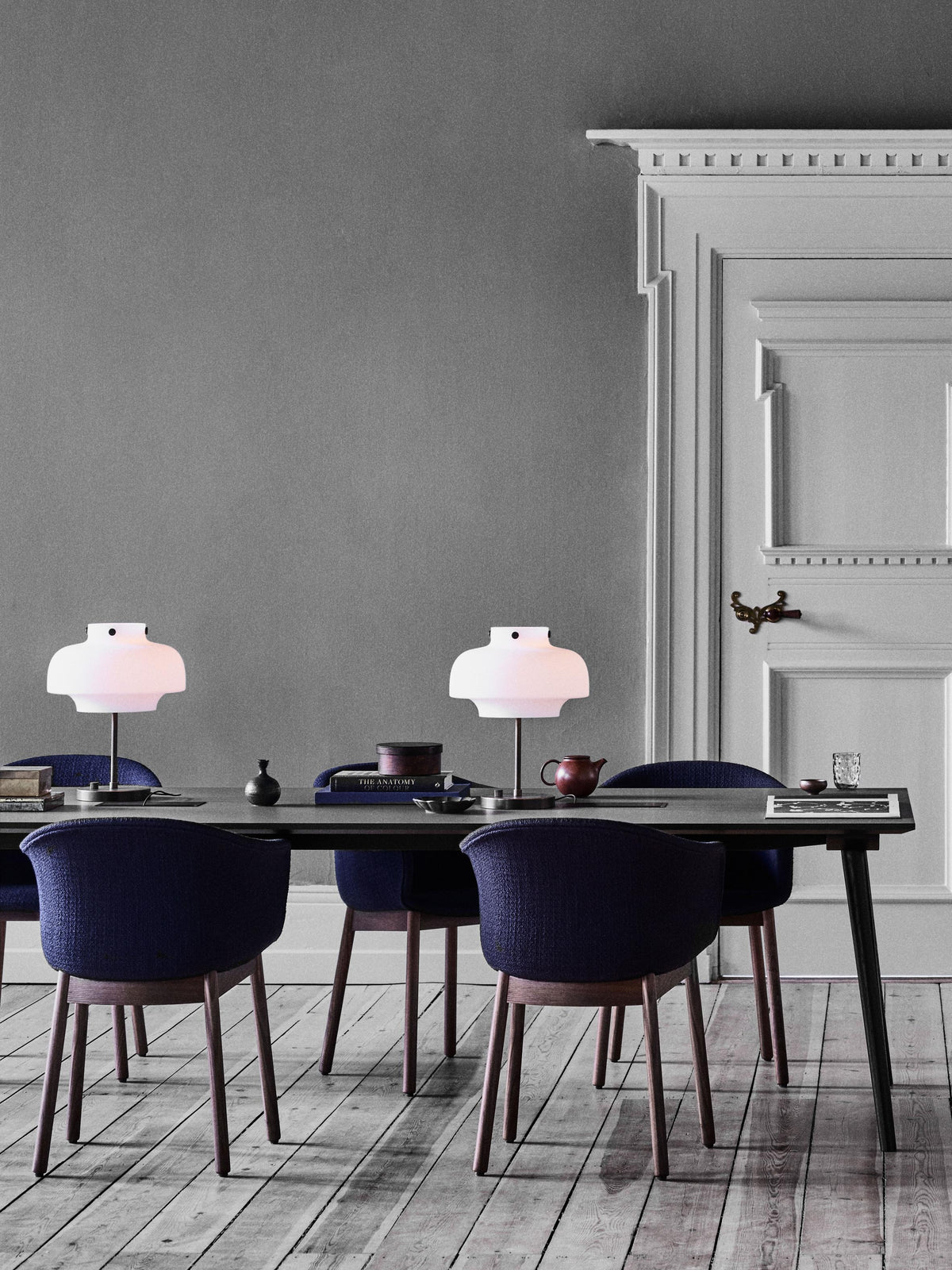 Lampa stołowa COPENHAGEN SC13 opalowy klosz z brązowioną mosiężną podstawą