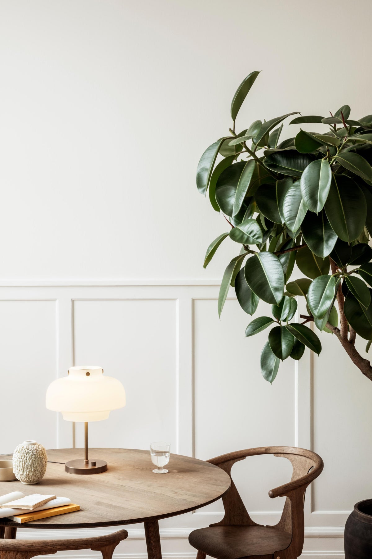 Lampa stołowa COPENHAGEN SC13 opalowy klosz z brązowioną mosiężną podstawą