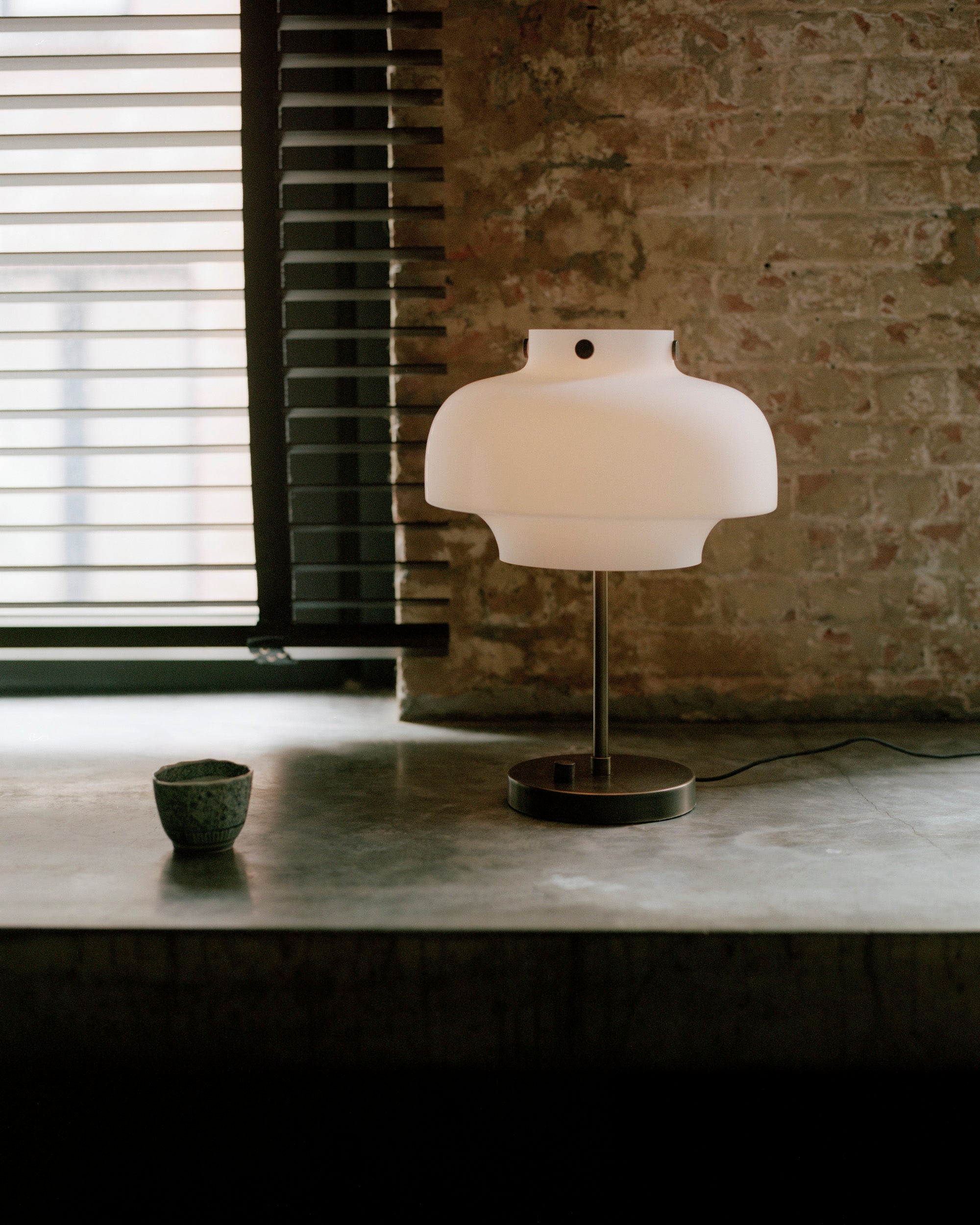 Lampa stołowa COPENHAGEN SC13 opalowy klosz z brązowioną mosiężną podstawą