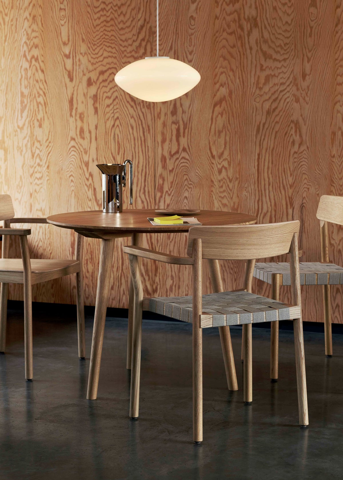 Krzesło z podłokietnikami BETTY TK9 beżowe tkane siedzisko z lakierowanym dębem
