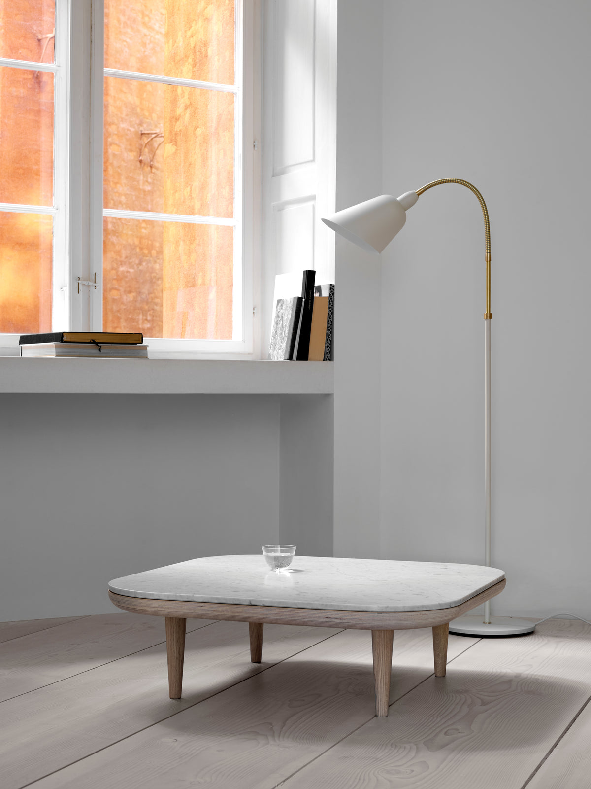 Lampa podłogowa BELLEVUE AJ7 biały z brązowioną mosiężną podstawą