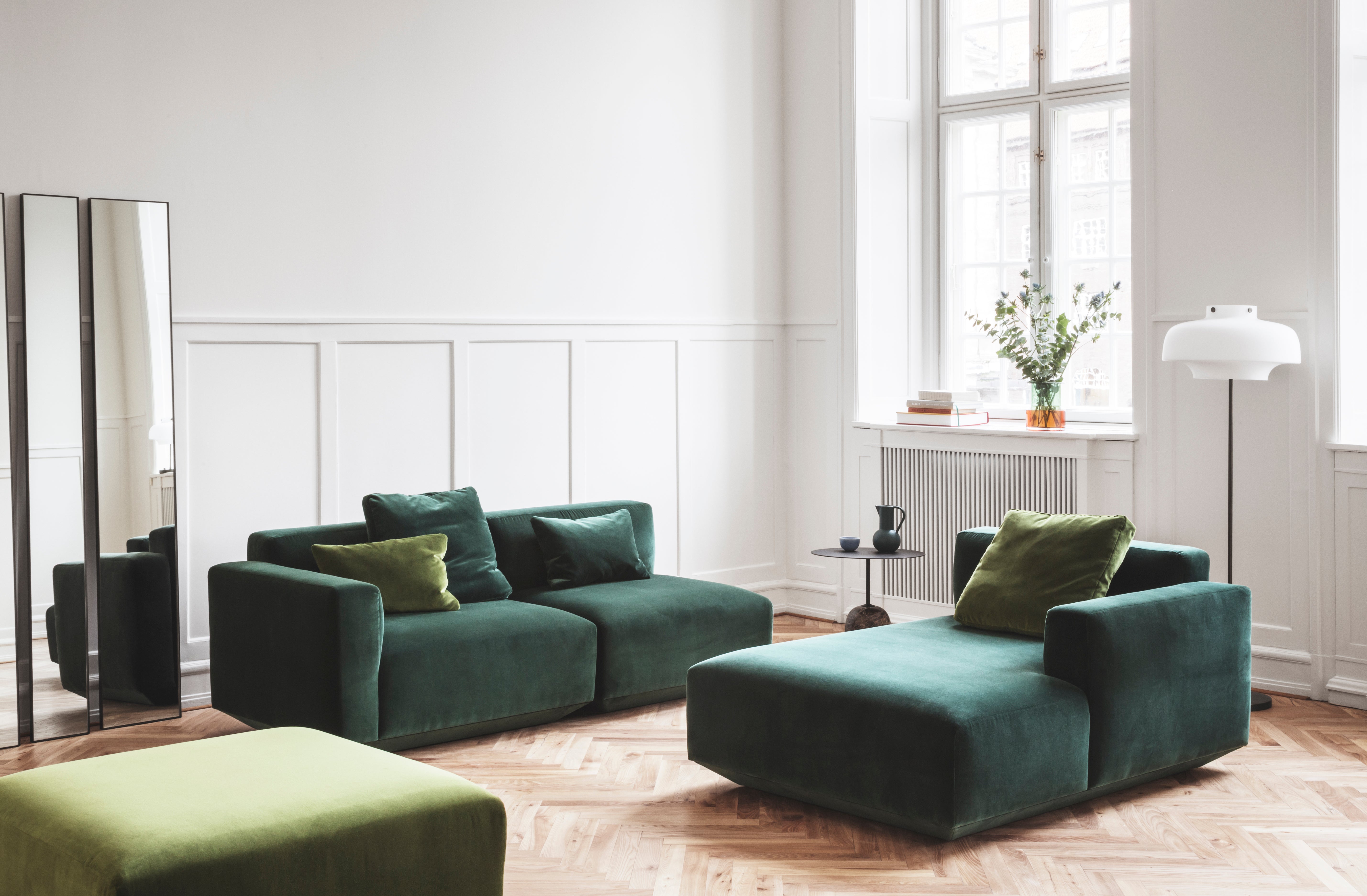 Lampa podłogowa COPENHAGEN SC14 opalowy klosz z brązowioną mosiężną podstawą