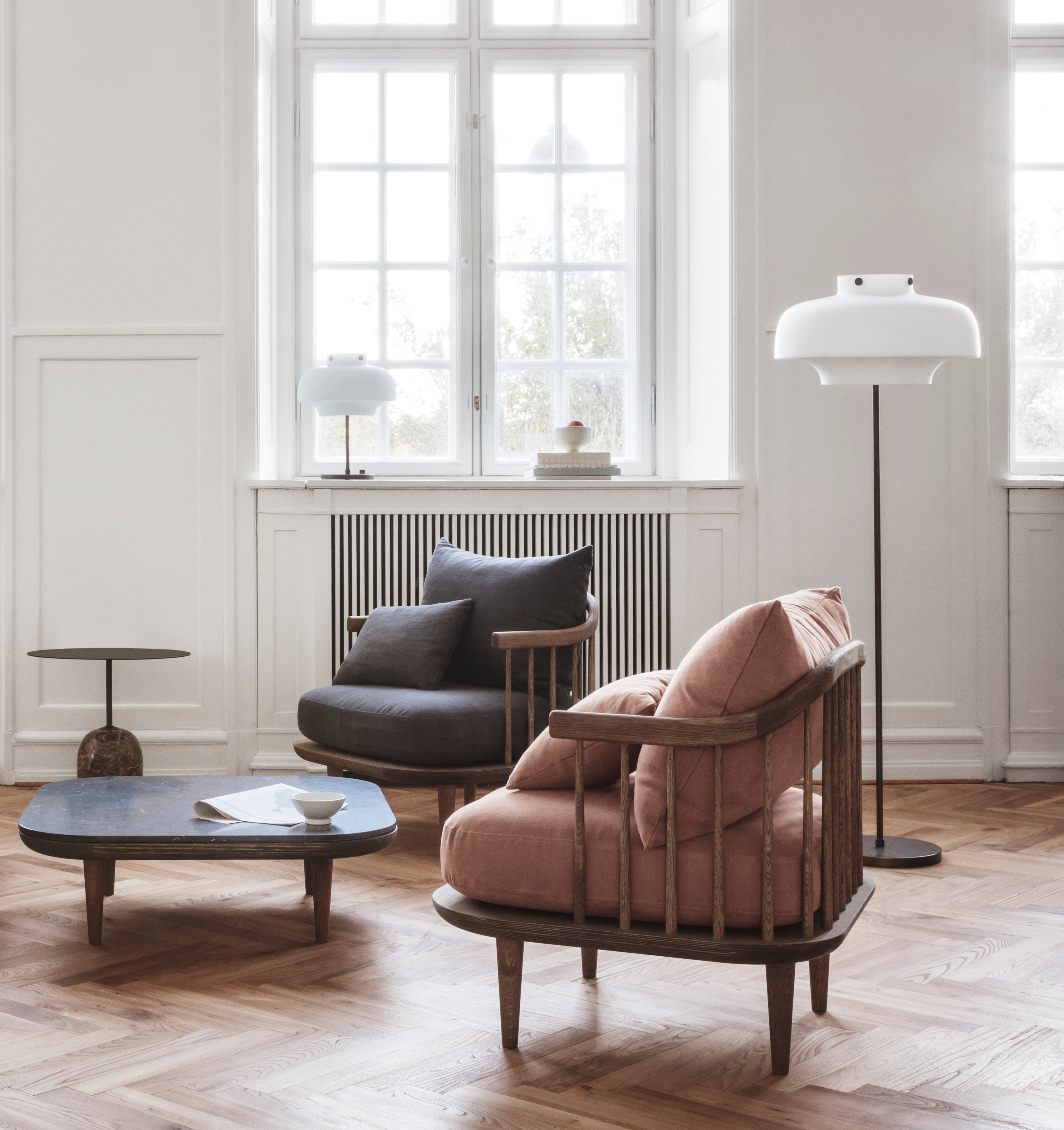 Lampa podłogowa COPENHAGEN SC14 opalowy klosz z brązowioną mosiężną podstawą