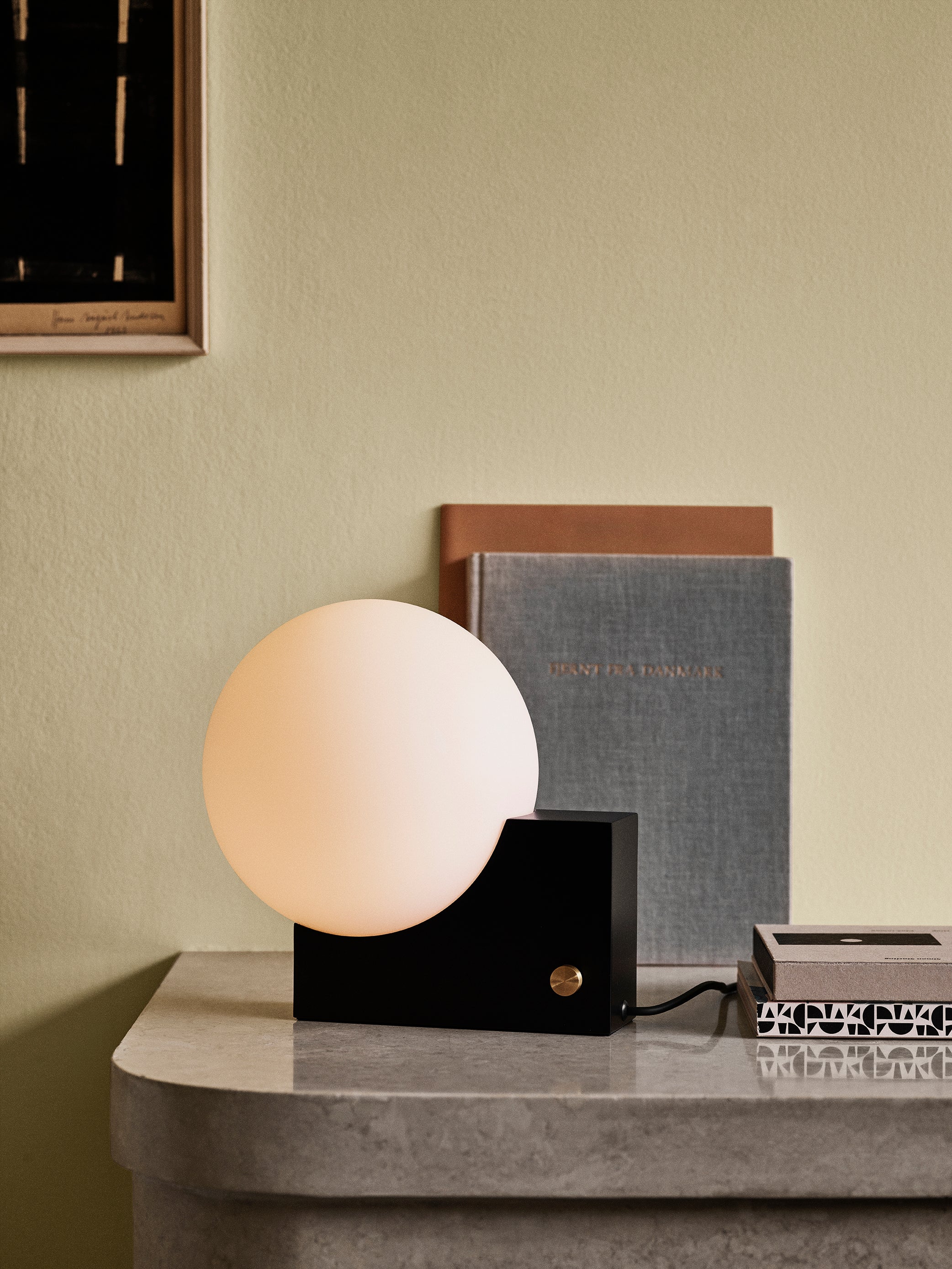 Lampa stołowa JOURNEY SH1 mleczny klosz z czarną podstawą