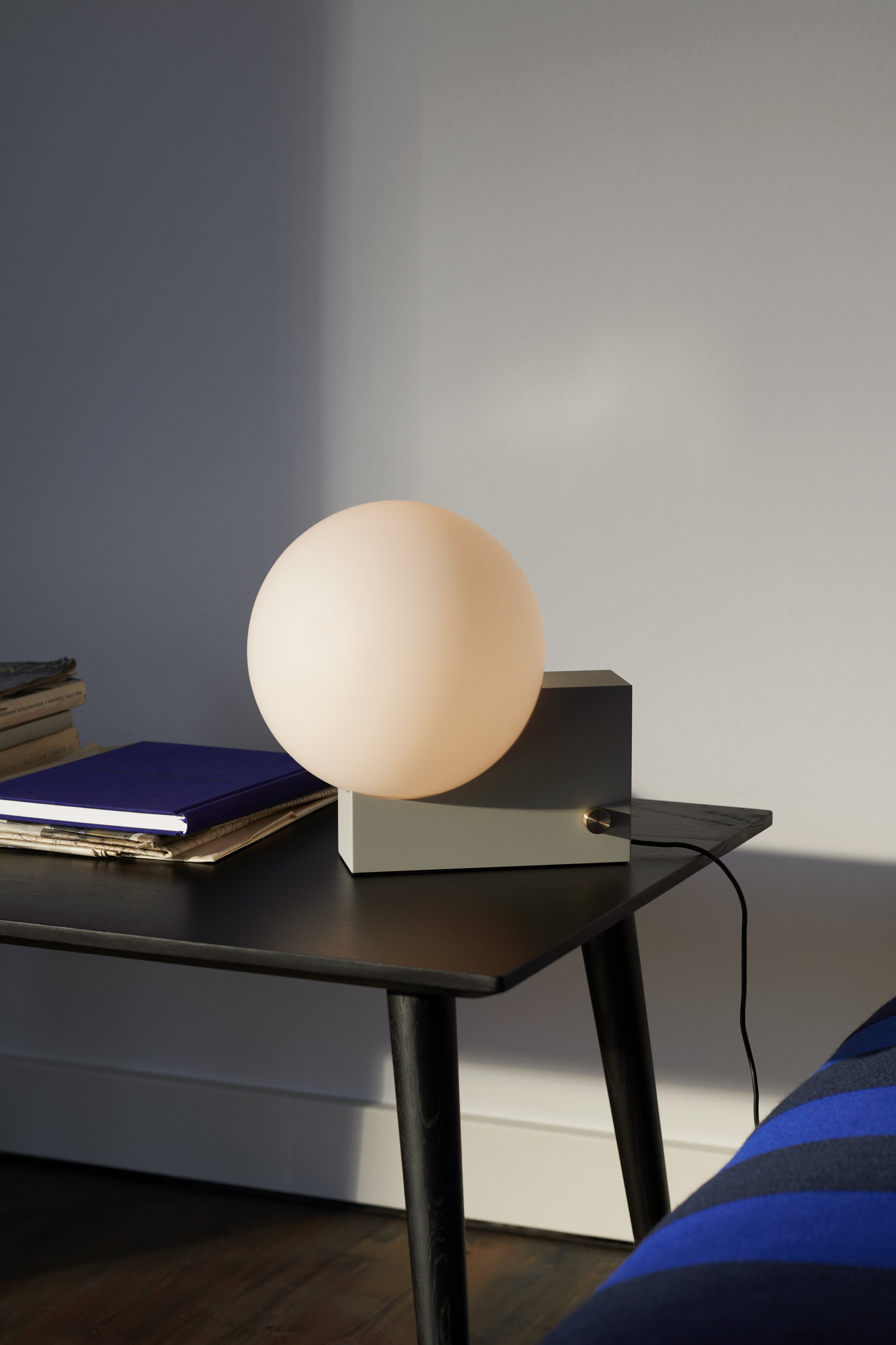 Lampa stołowa JOURNEY SH1 mleczny klosz z szarą podstawą