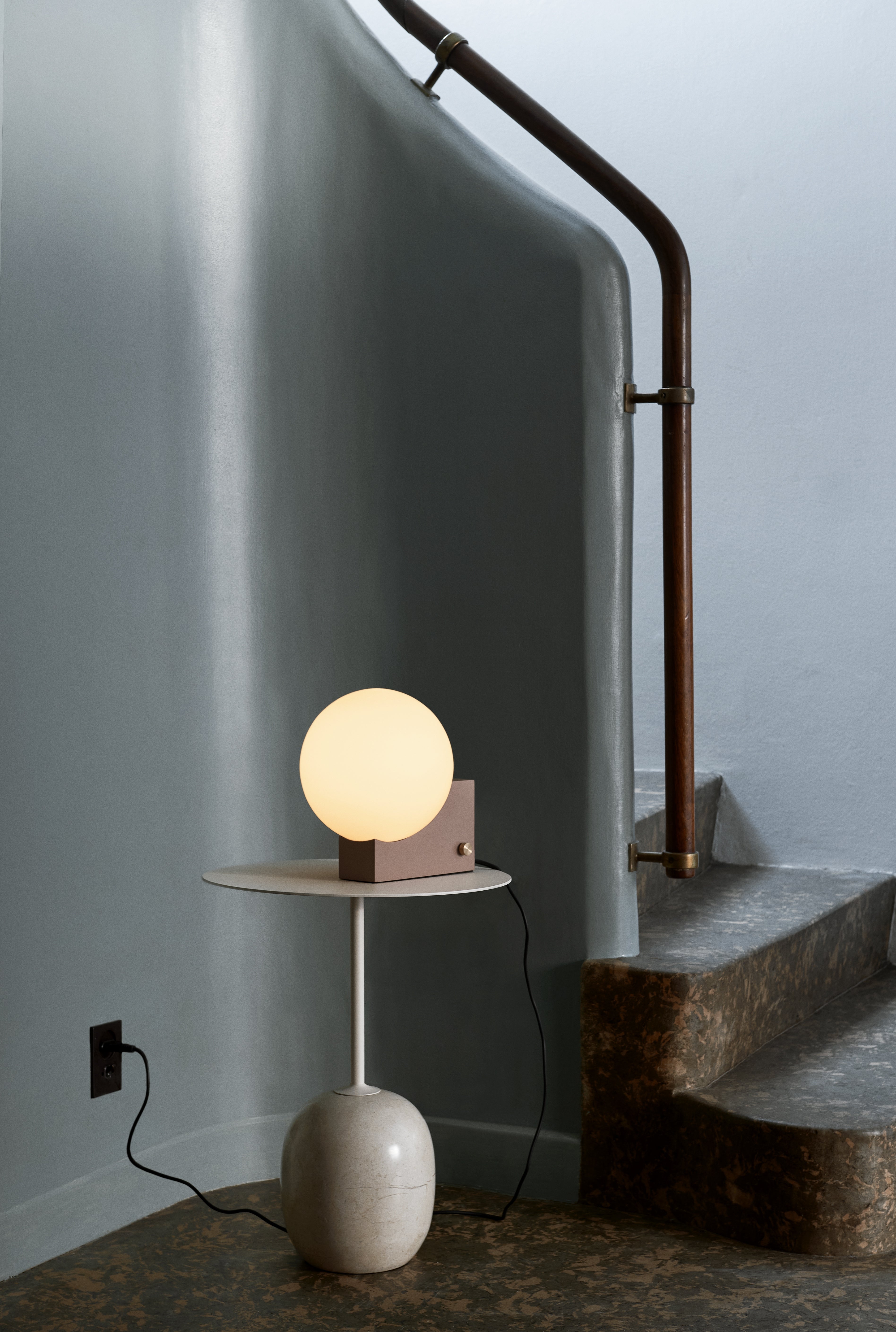 Lampa stołowa JOURNEY SH1 mleczny klosz z szarą podstawą