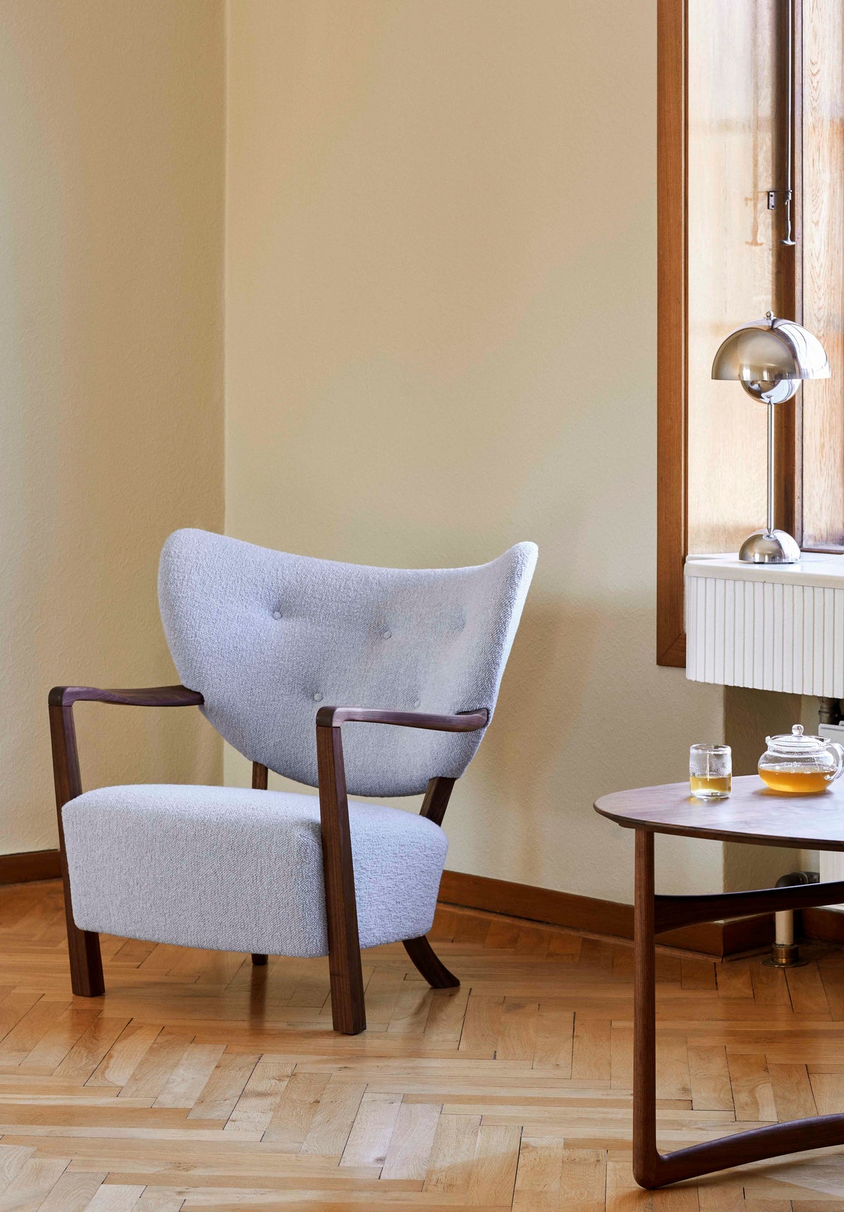 Fotel WULFF ATD2 tapicerowany z orzechową podstawą