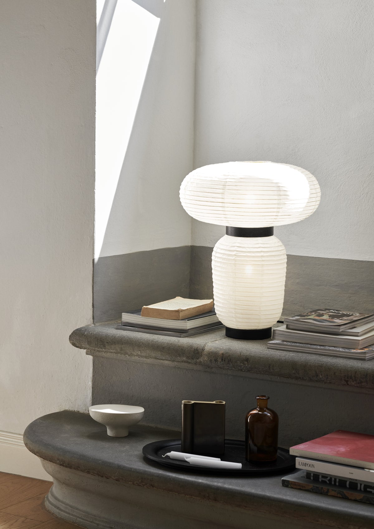 Lampa stołowa FORMAKAMI JH18 biały papierowy klosz z czarnym dębowym wykończeniem