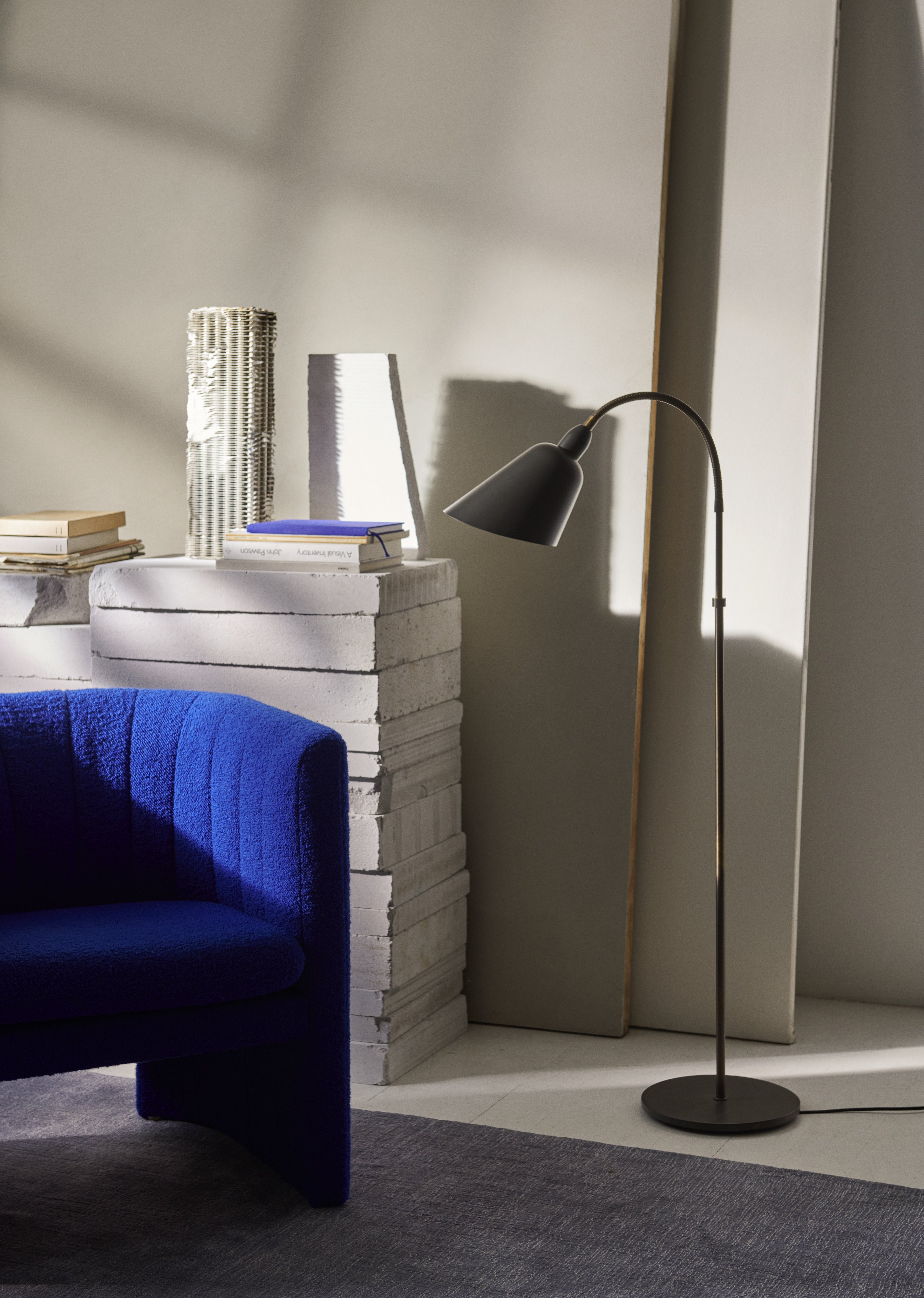 Lampa podłogowa BELLEVUE AJ7 biały z brązowioną mosiężną podstawą