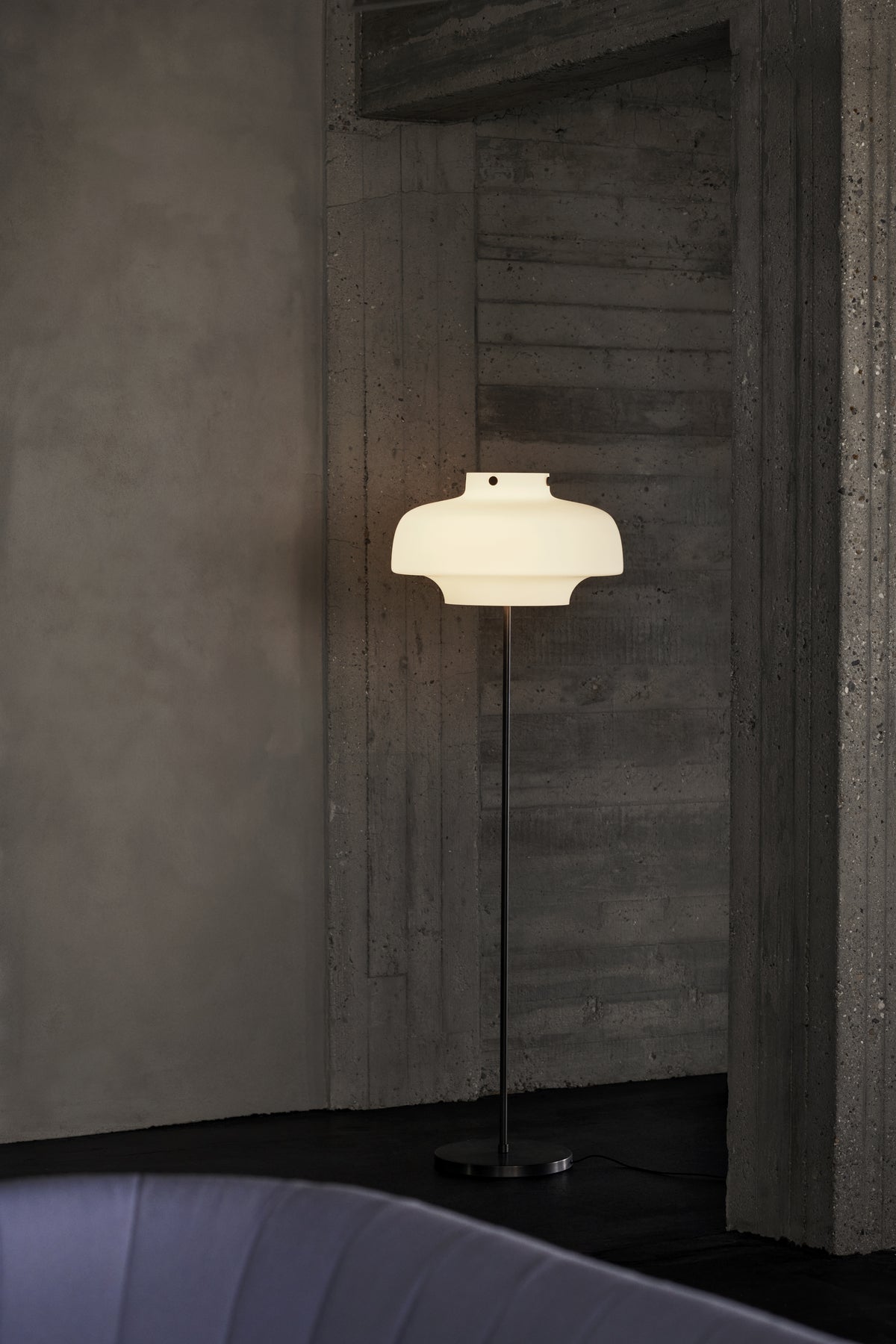 Lampa podłogowa COPENHAGEN SC14 opalowy klosz z brązowioną mosiężną podstawą