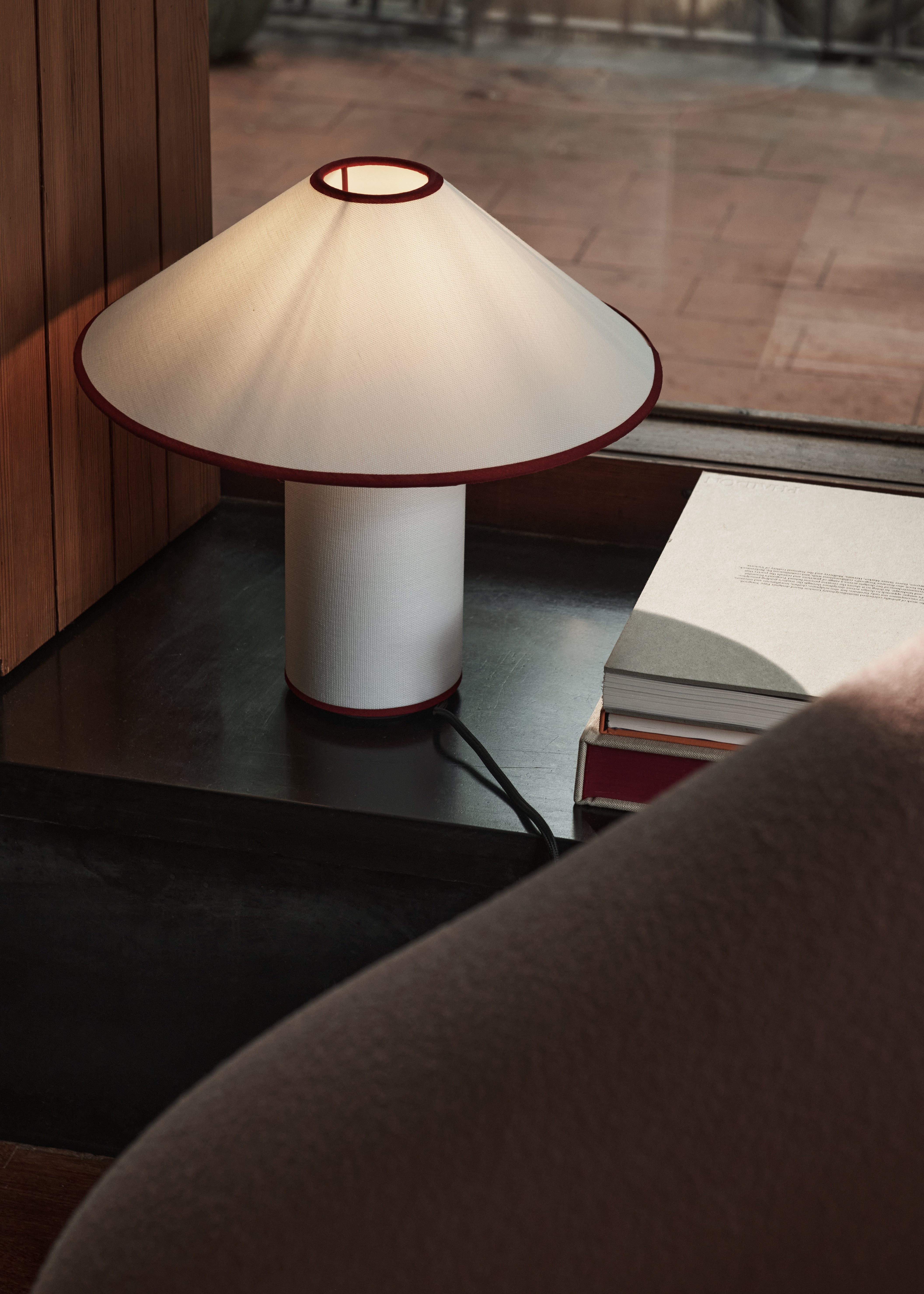 Lampa stołowa COLETTE ATD6 biały z czerwonym wykończeniem
