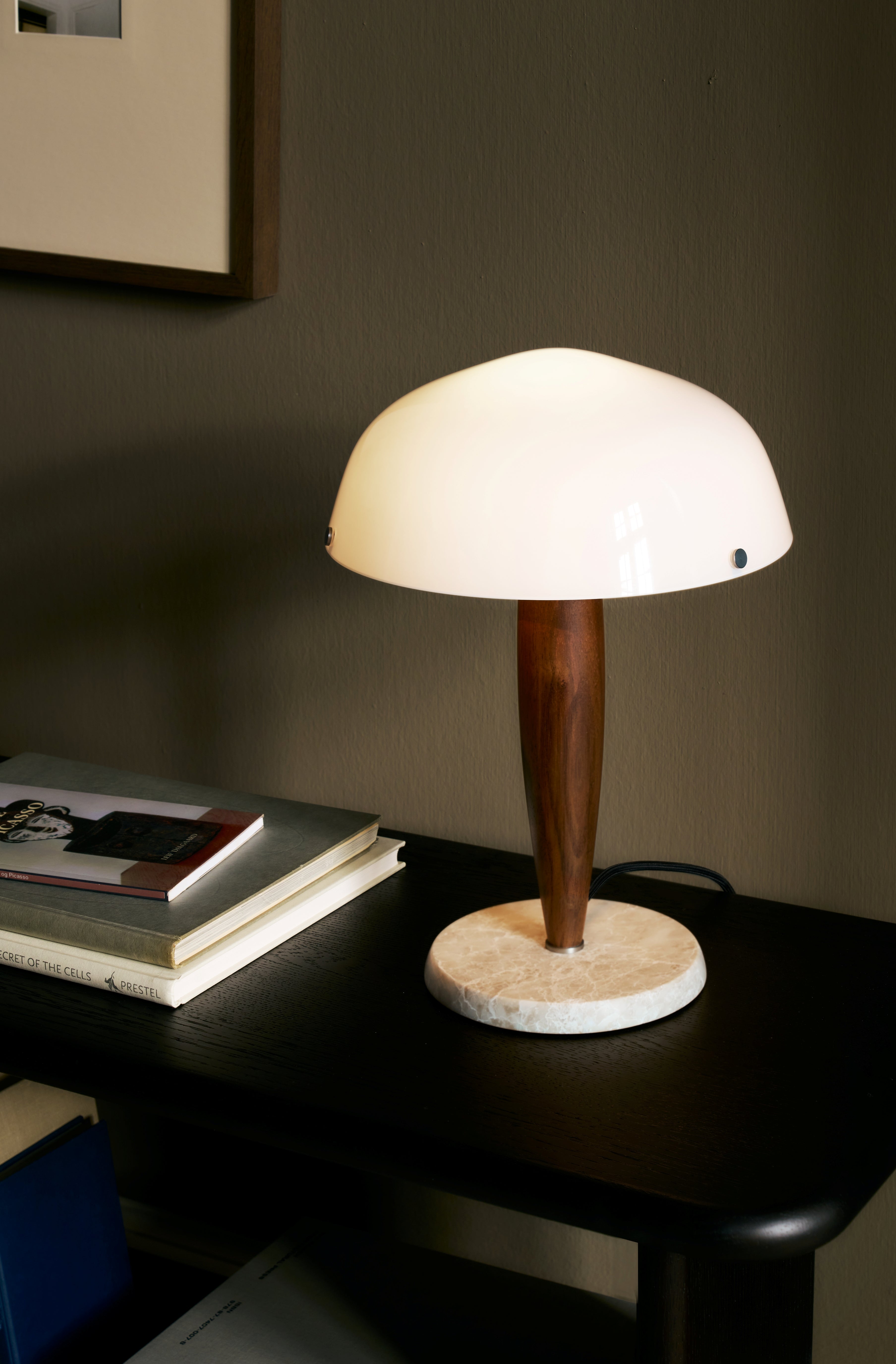 Lampa stołowa HERMAN SHY3 opalowe szkło z orzechowym drewnem i kremową marmurową podstawą