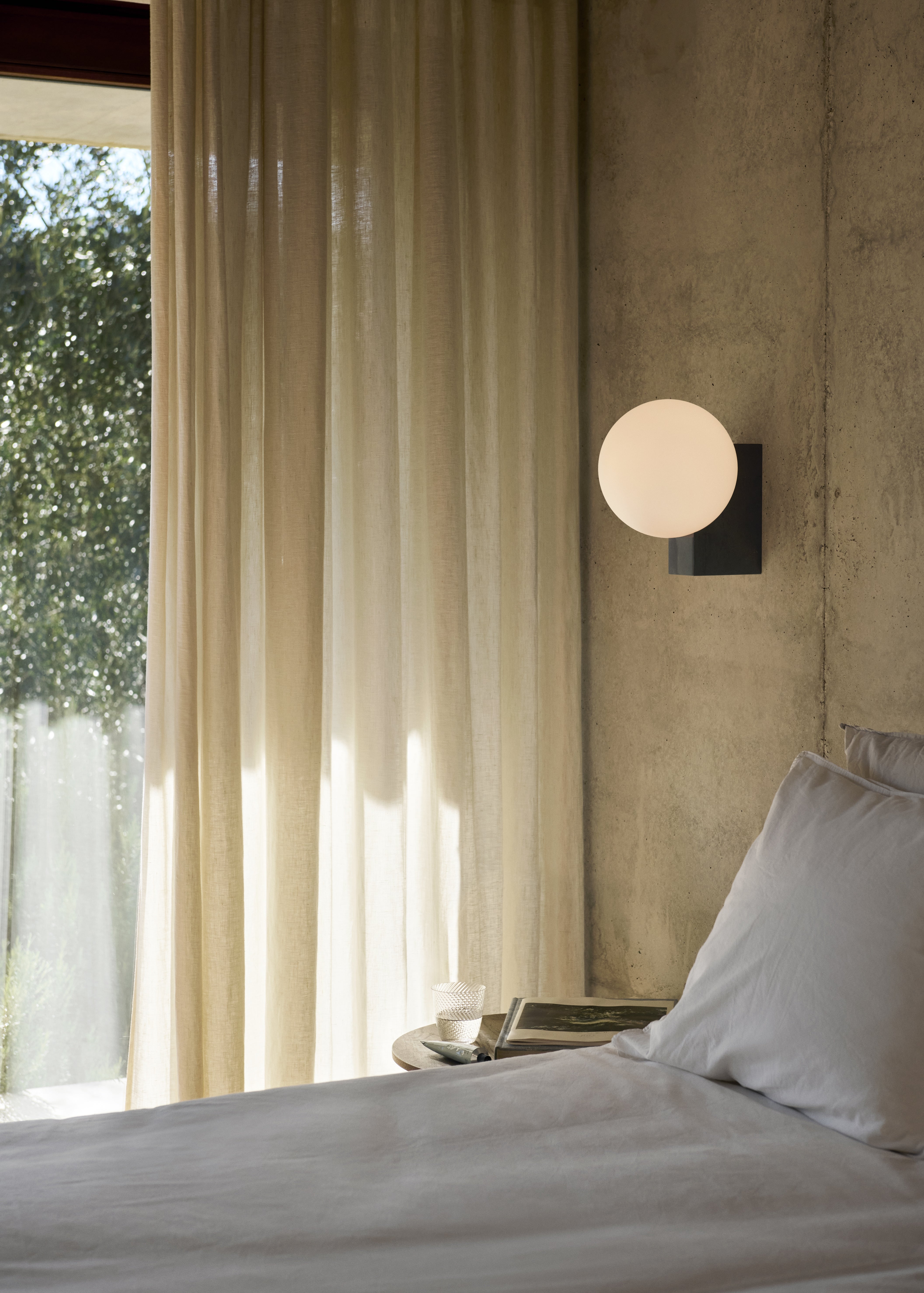 Lampa ścienna JOURNEY SH2 szklany klosz z czarną podstawą