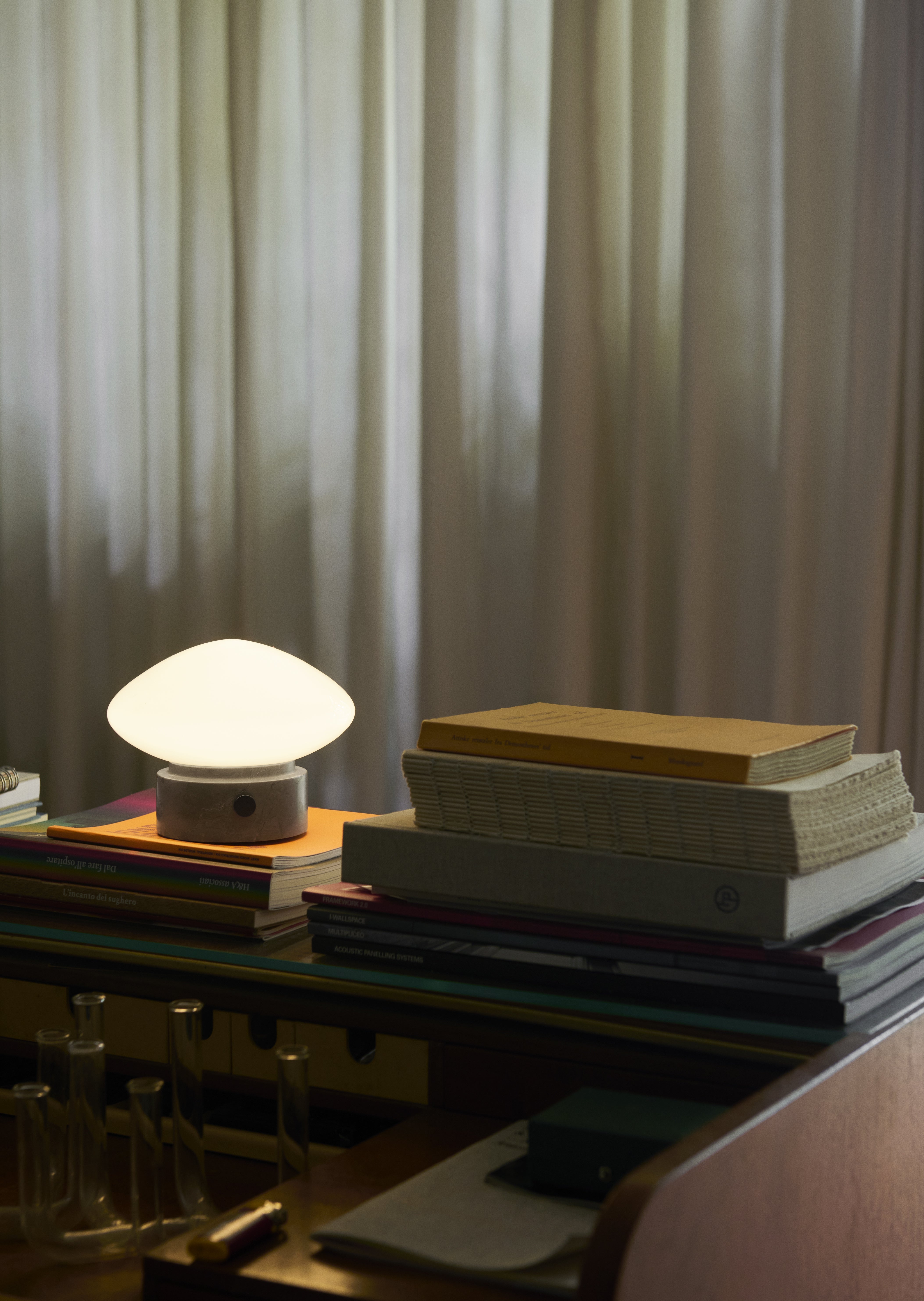 Lampa przenośna MIST AP21 szklany klosz z szarą marmurową podstawą
