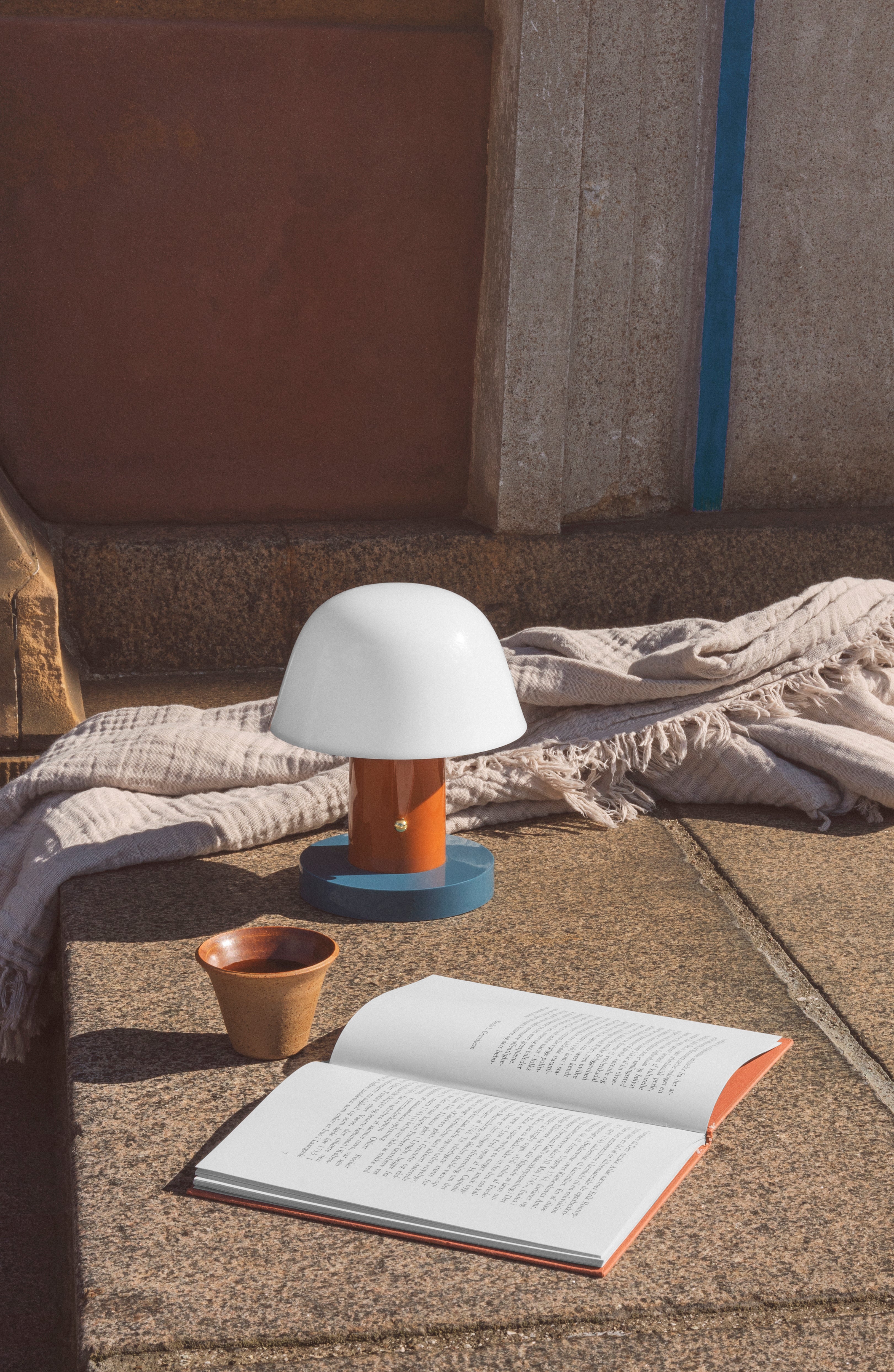 Lampa przenośna SETAGO JH27 kremowy klosz z pomarańczowo-niebieską podstawą