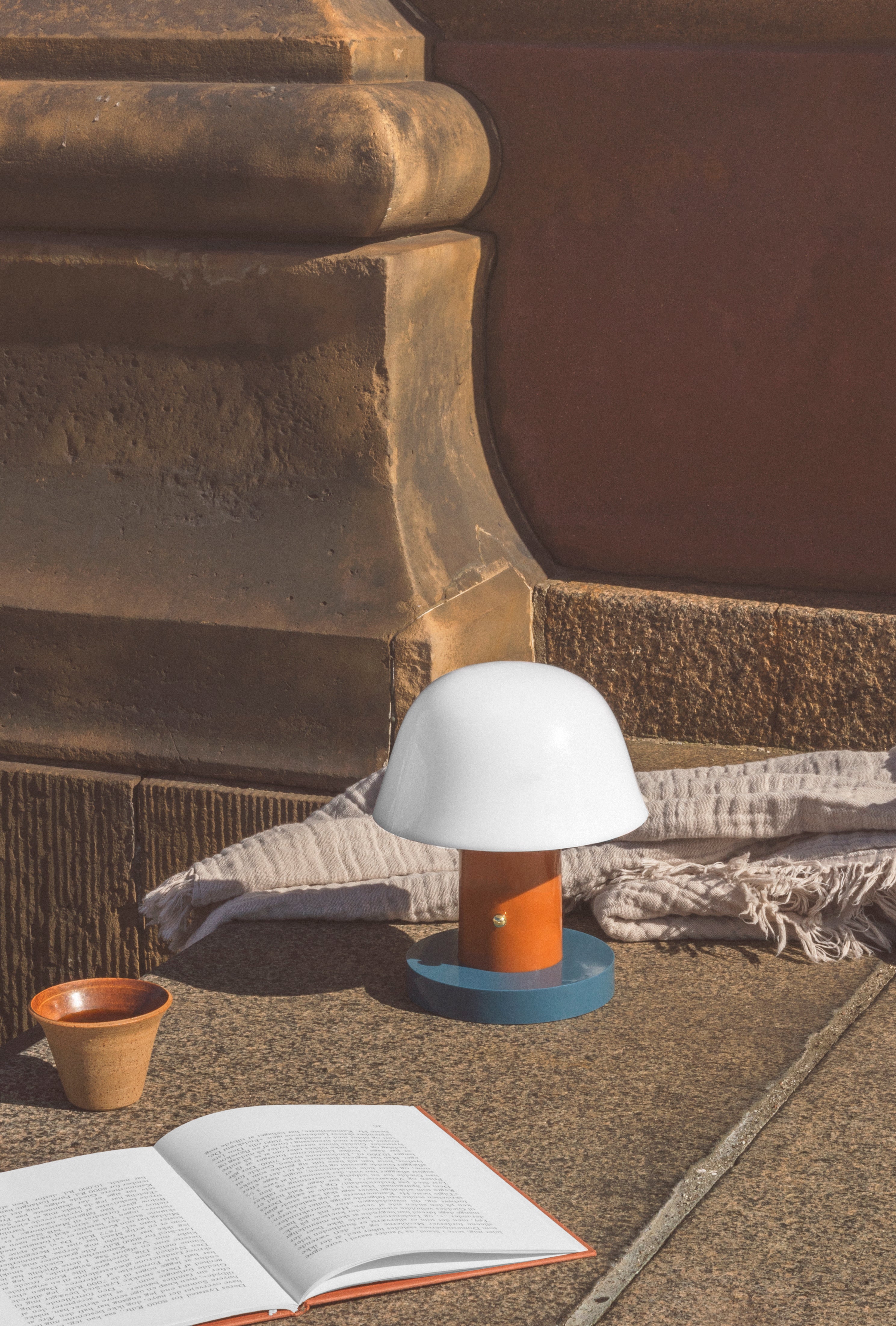 Lampa przenośna SETAGO JH27 kremowy klosz z pomarańczowo-niebieską podstawą